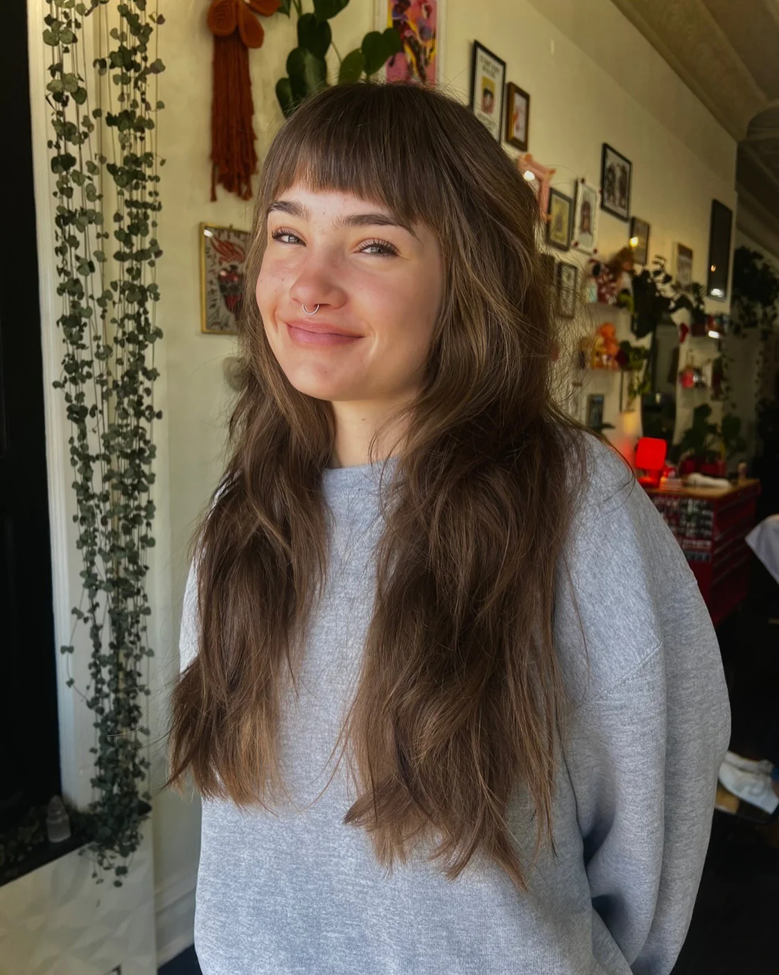 7. Lange, fließende Stufen mit vollem Pony in sattem Auburn (lange Stufenfrisuren mit Pony)