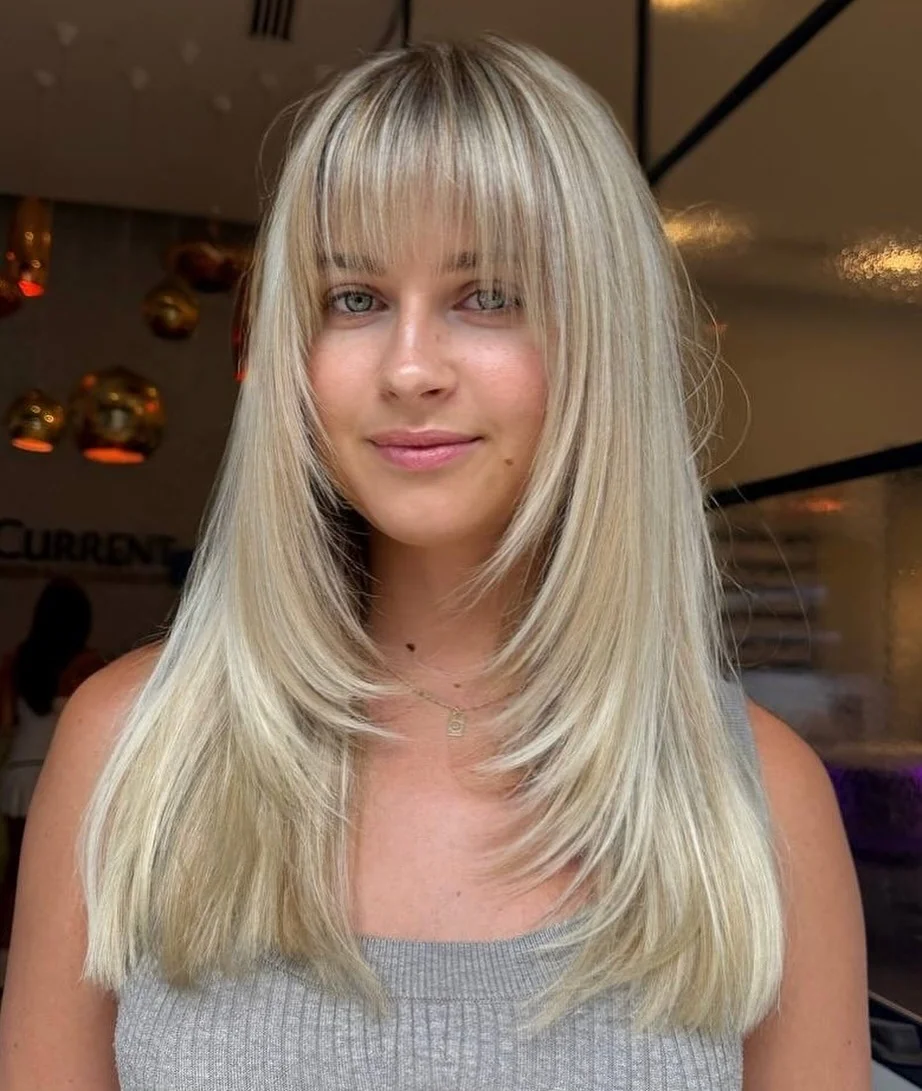 7. Lang gestuftes Blond mit weichen Fransen (Gerade Frisuren mit Pony)