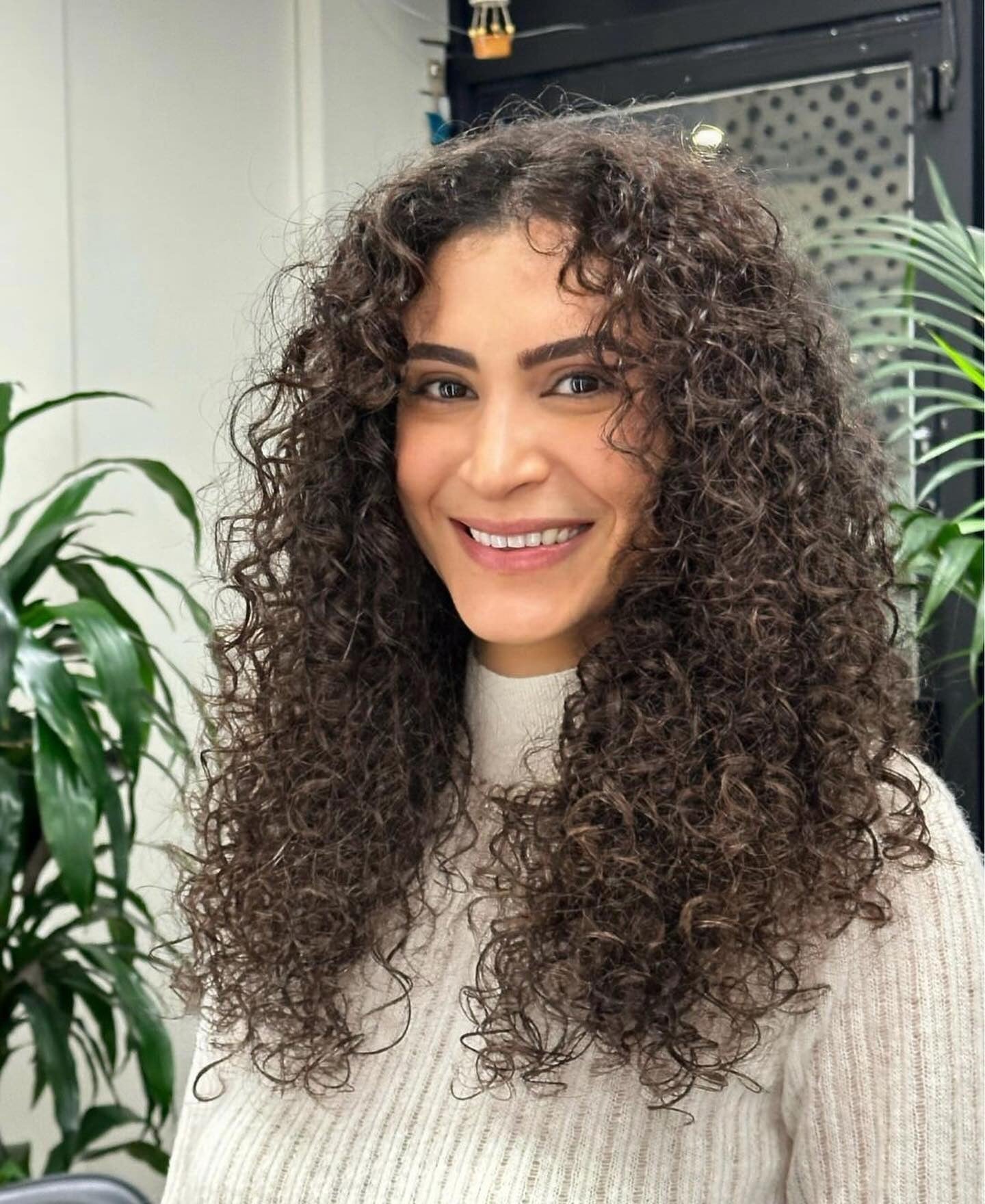 7. Langlagige Locken mit natürlicher Definition (geschichtete lockige Frisuren)