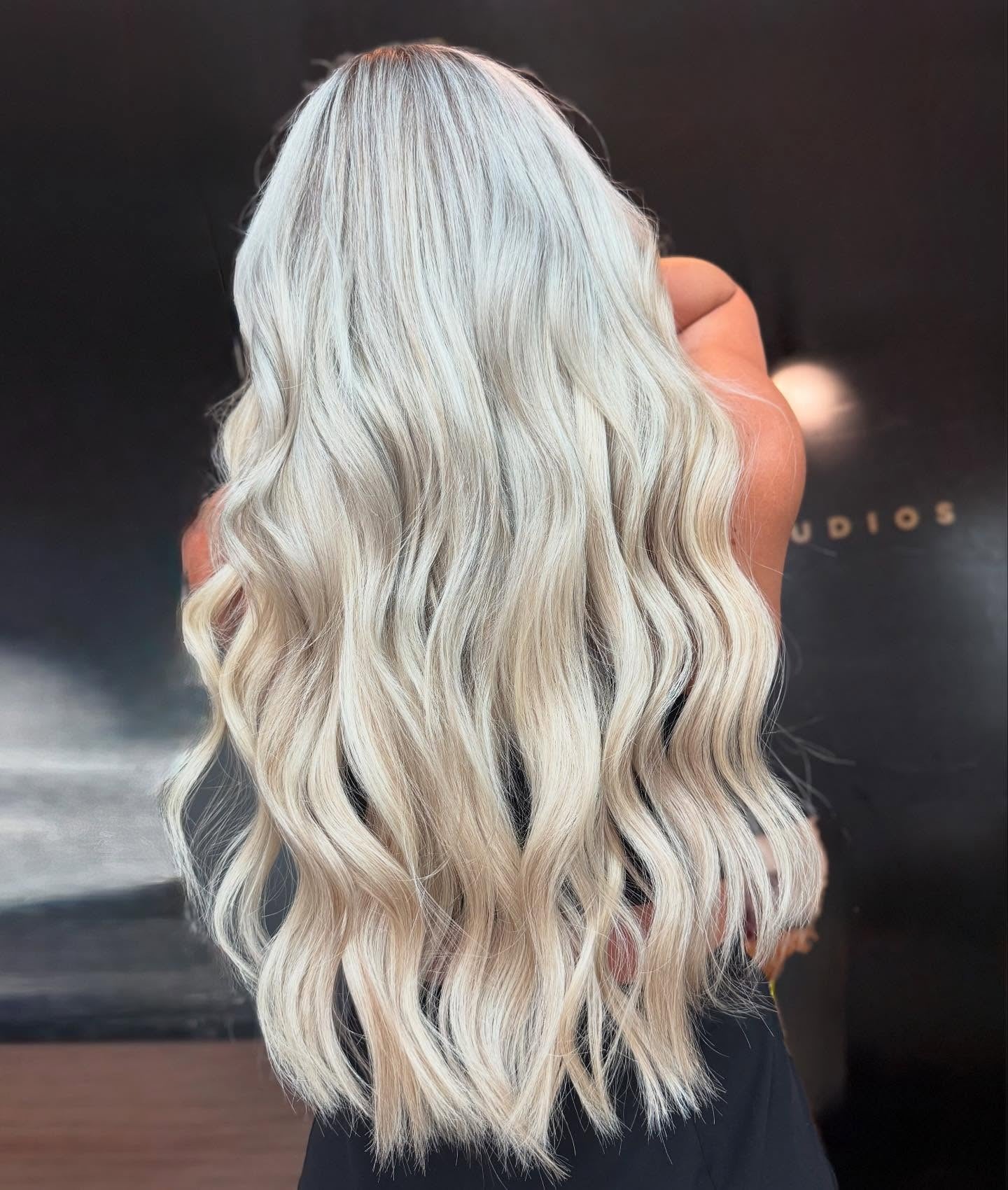7. Lange Platinfasswellen (Platinblondes Haar)