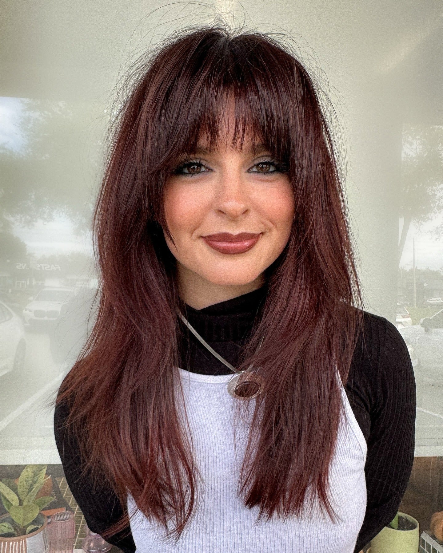 7. Lange gerade Schichten mit Pflaumenburgund glänzen (wellige Haare mit Pony)