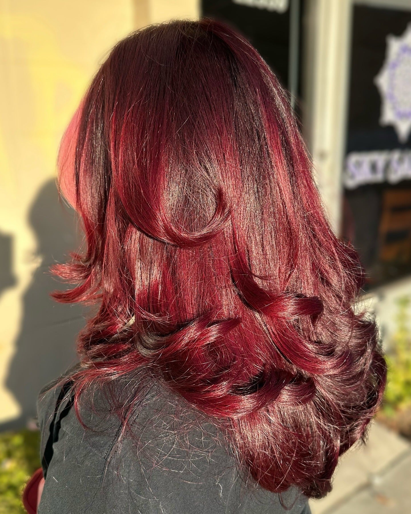 7. Luxe rote Samt locken mit geschichtter Schnitt (dunkelrote Haarfarbe)