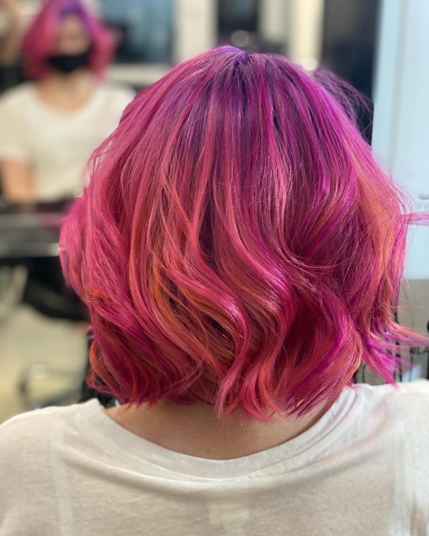 7. Magenta und Violet Bob mit Pfirsich -Highlights (Magenta Haarfarbe)