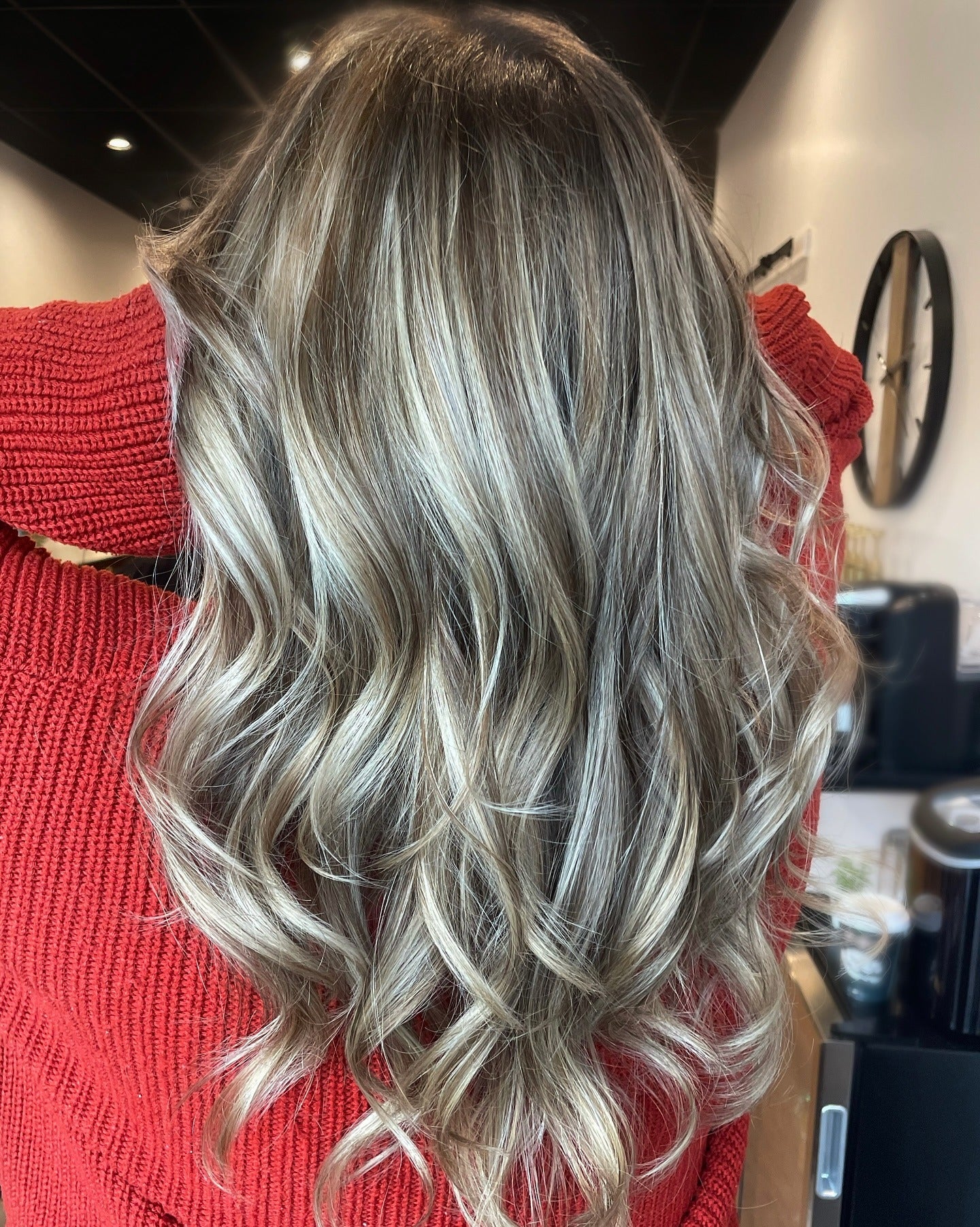 7. Mittleres Beigeblond mit natürlich aussehenden Lowlights (Blondes Haar mit Lowlights)