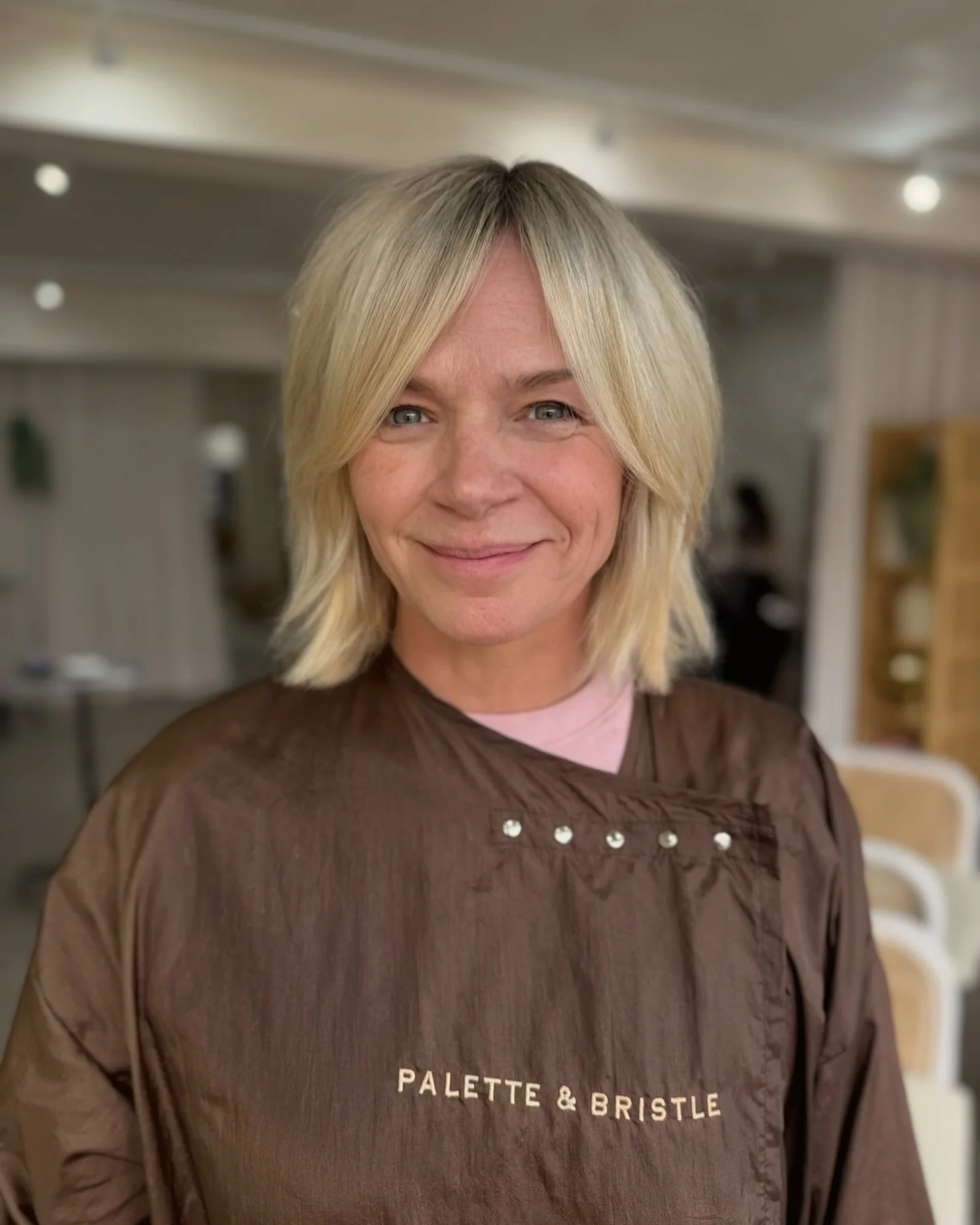 7. Mittellanger geschichteter Bob in kühlem Naturblond (geschichtete Bob-Frisuren)