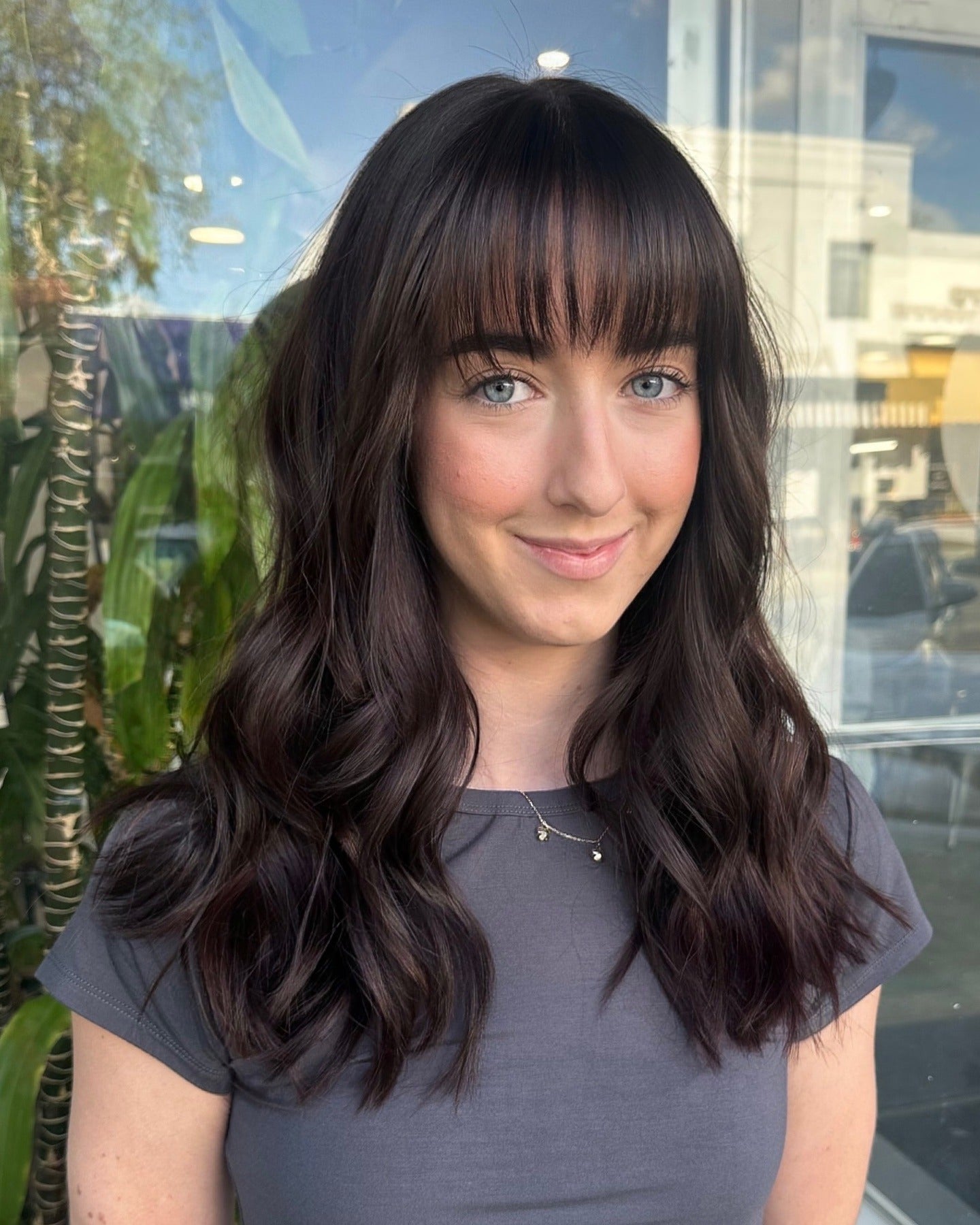 7. Mitternachtsbrünette mit zartem vollem Pony (Wispy Bangs-Frisuren)