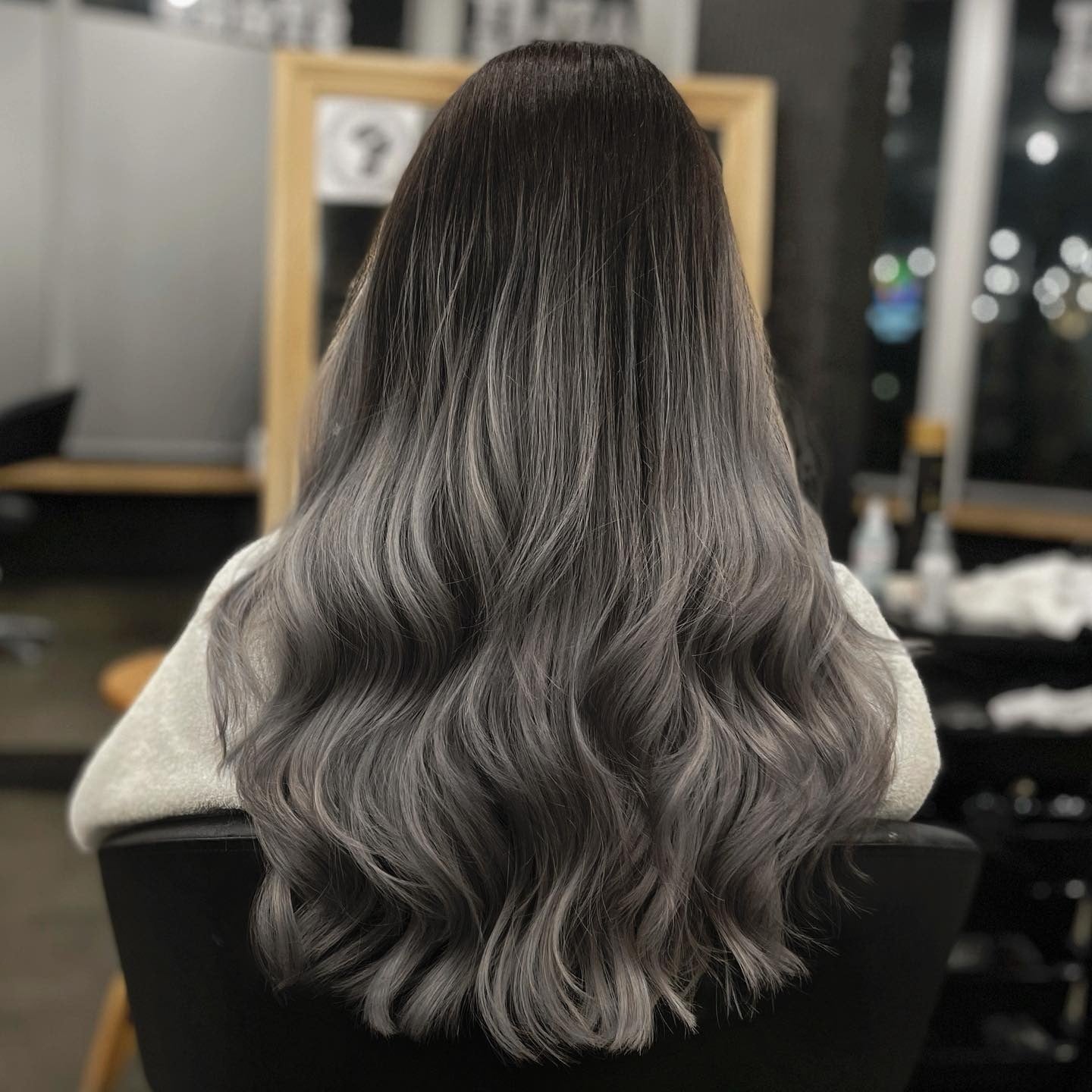7. Misty Charcoal Balayage (graue Haarfarbe)