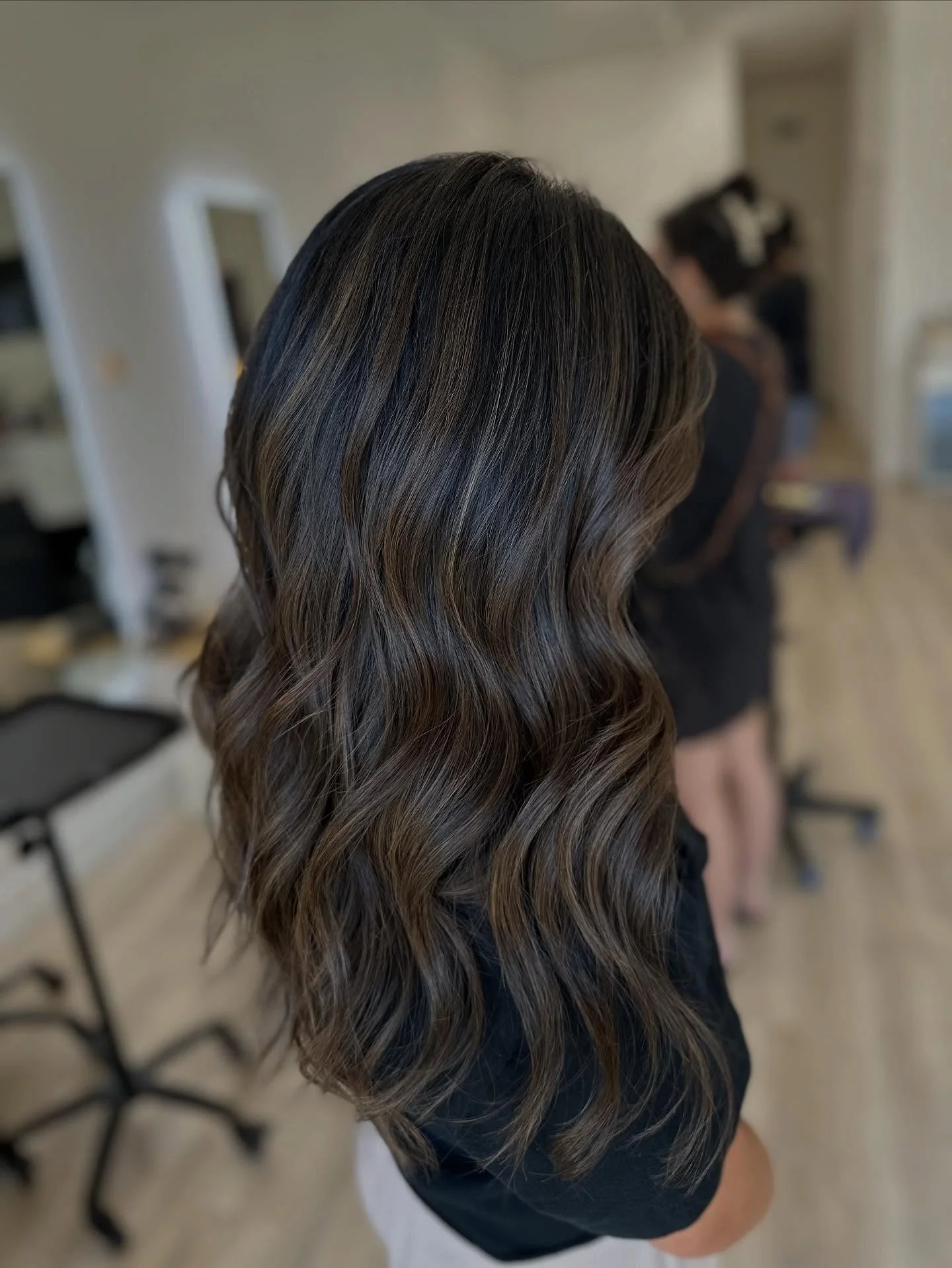 7. Gedämpfte Espressomischung mit natürlich aussehender Definition (dunkelbraunes Haar mit Highlights)