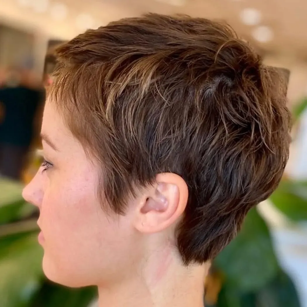 7. Pixie mit natürlicher kastanienbrauner Struktur (Wispy Pixie-Frisuren)