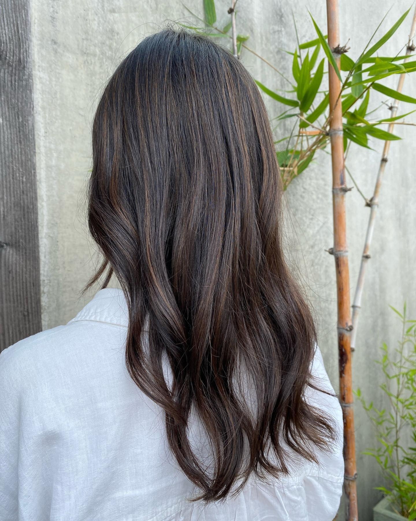 7. Natürliche Flussschichten mit Kastanienbalayage (dunkelbrauner Balayage)