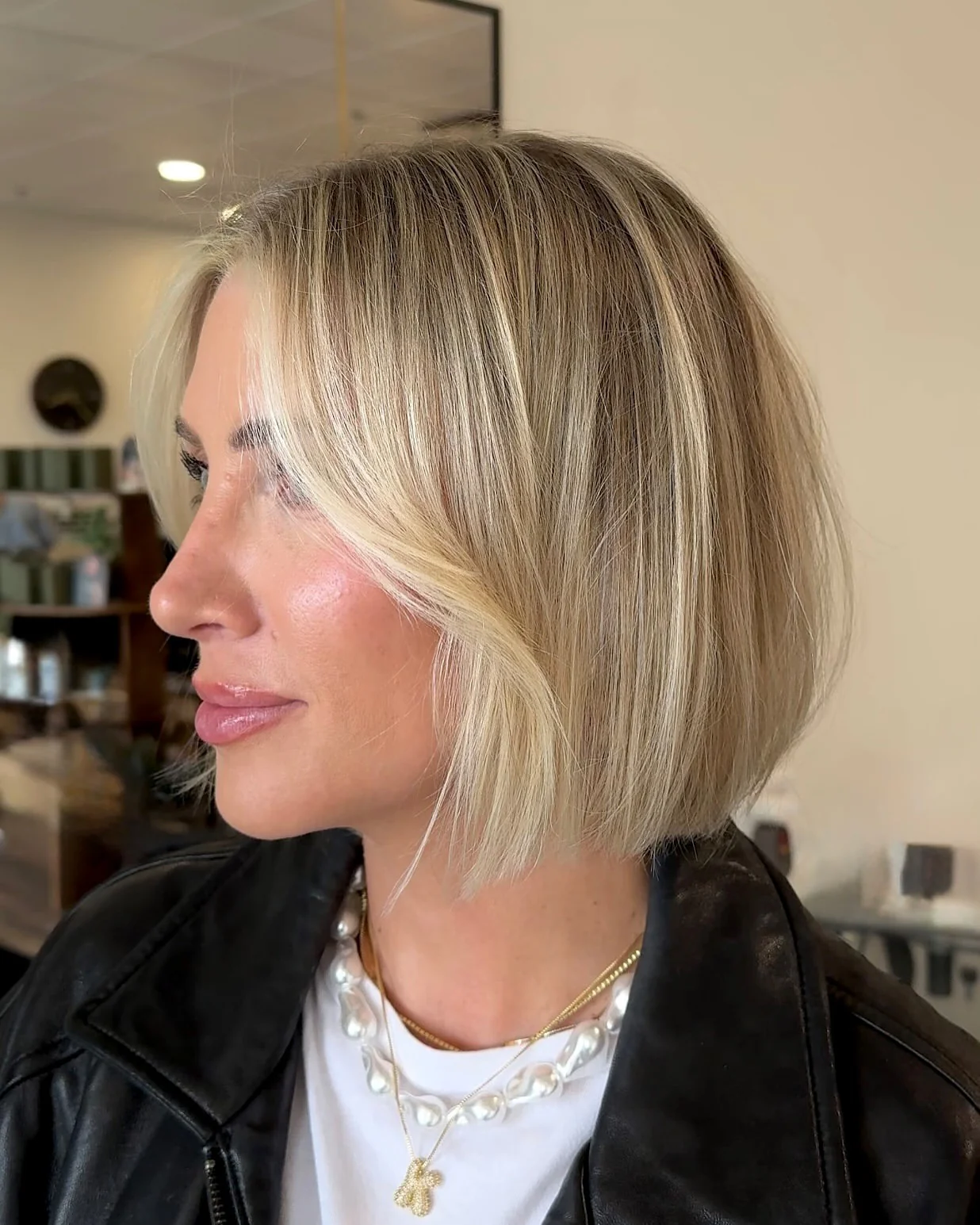 7. Natürliche schulterlange Wellen mit aschblondem Schmelz (blonde Haarfarbe)