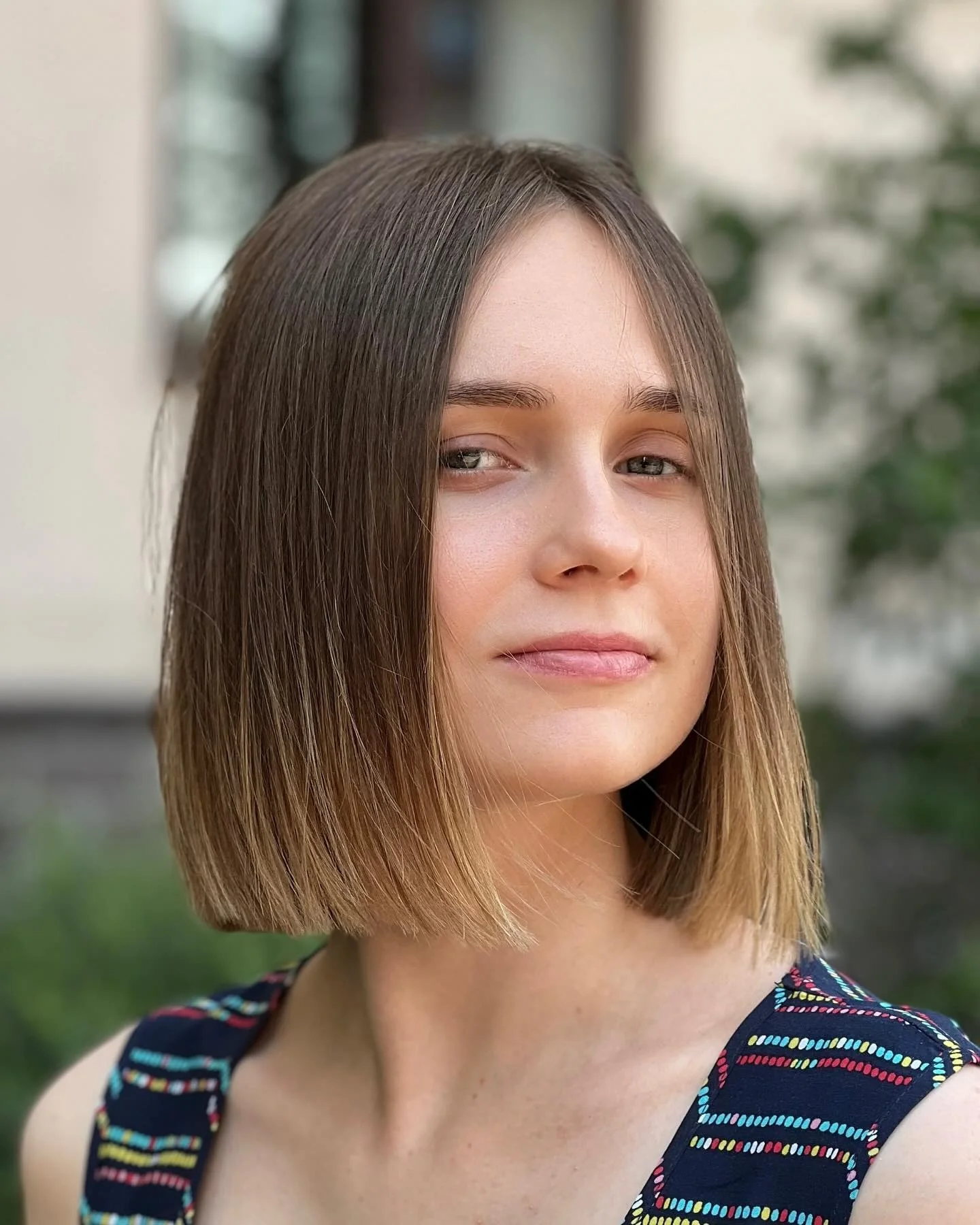 7. Neutralbrauner abgewinkelter stumpfer Bob (Blunt Cut Bob)