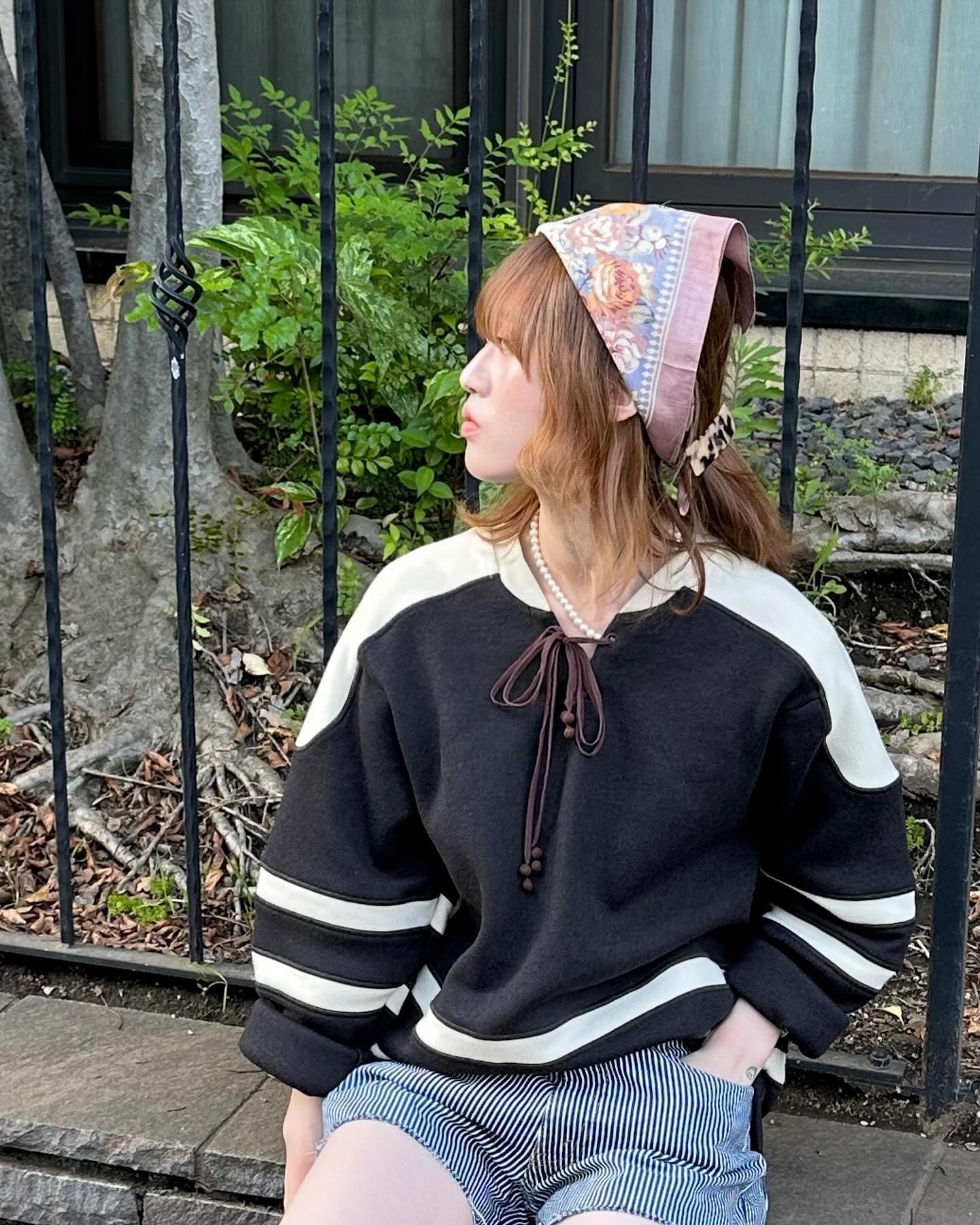 7. Pastellblumenbandana mit zerzaustem Bob (Bandana -Frisuren)