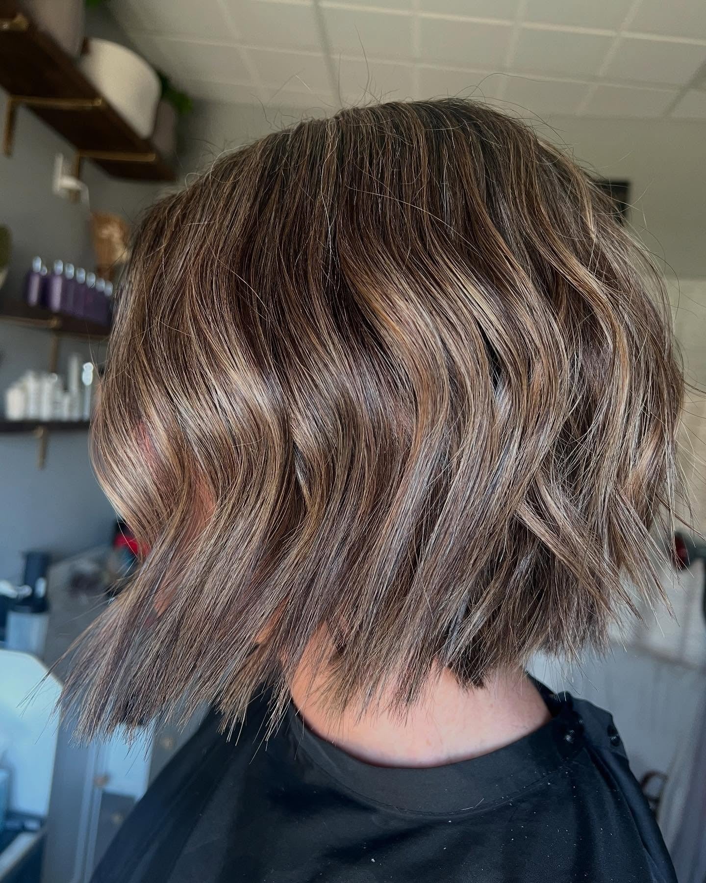 7. Stückiger abgewinkelter Bob mit warmem Mokkabraun (abgewinkelte Bob-Frisuren)