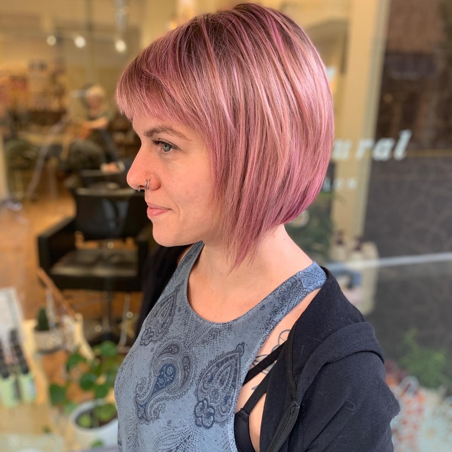 7. Pink Champagner Bob mit Micro -Pony (asymmetrische Bob -Frisuren)