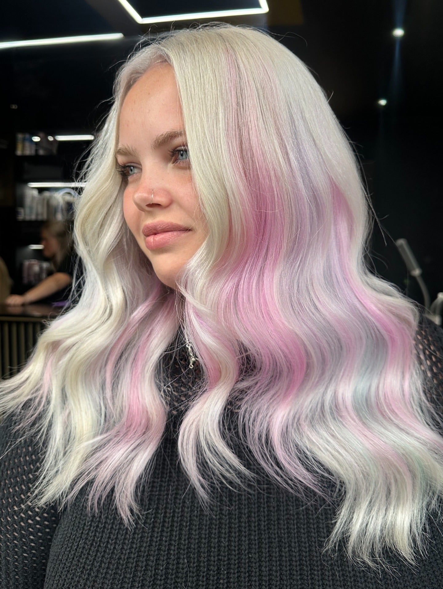 7. Platinblond mit weichen rosa Feldern (Pastellhaarfarben)