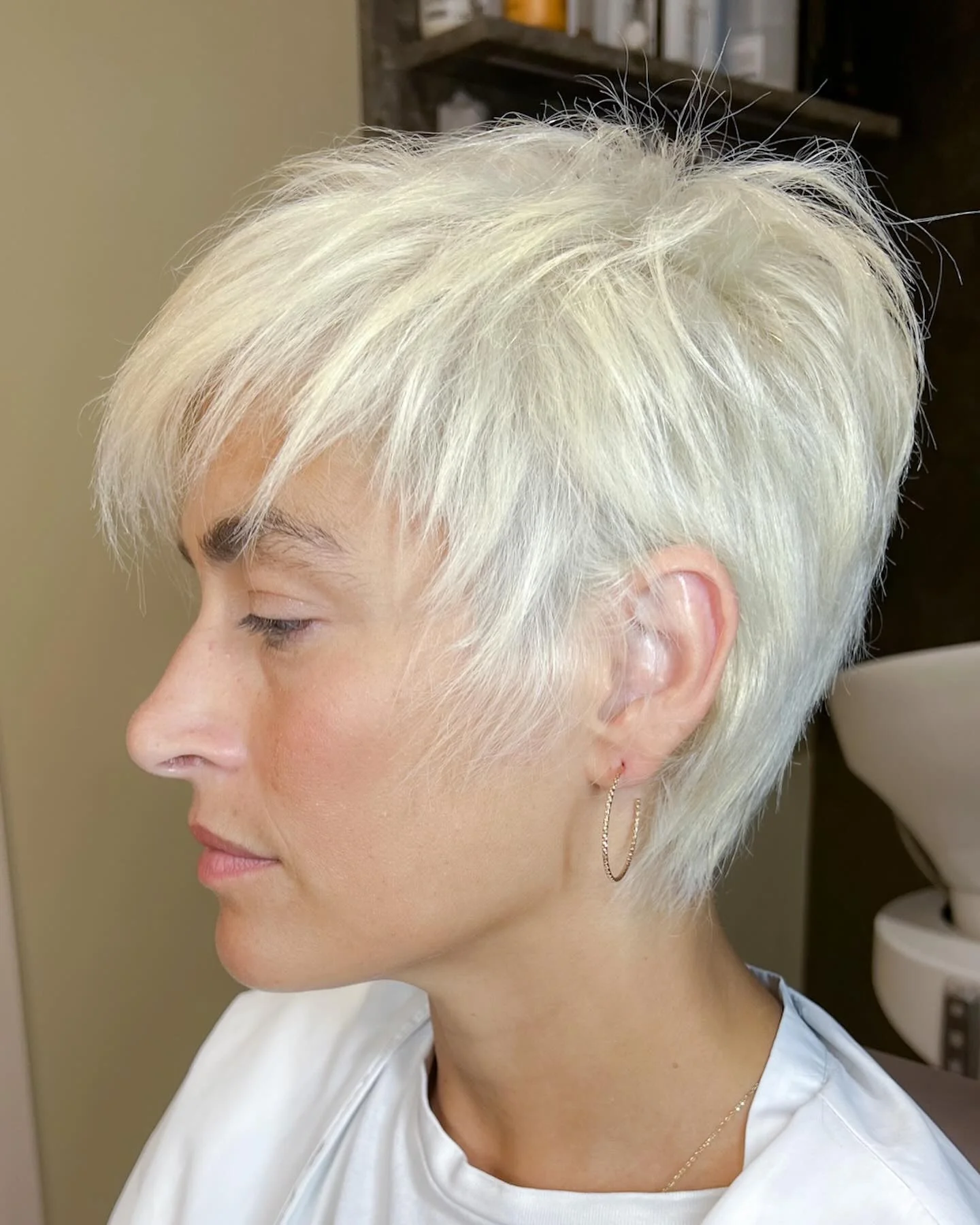 7. Platinum Feathered Pixie mit spitz zulaufenden Seiten (Layered Pixie Haircuts)