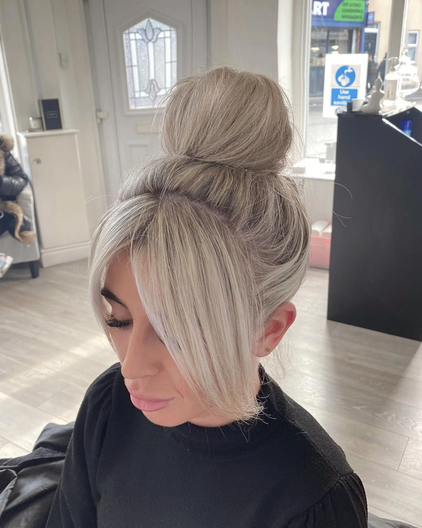 7. Platinum Sleek Top Knot mit Vorhangfransen (Top Knot-Frisuren)