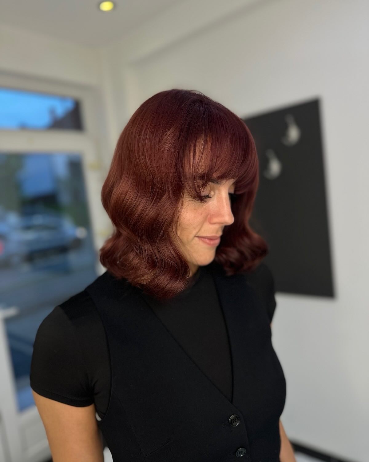 7. Pflaumenglanz-Bob mit Vorhangfransen (Tiefburgunderrote Haarfarbe)