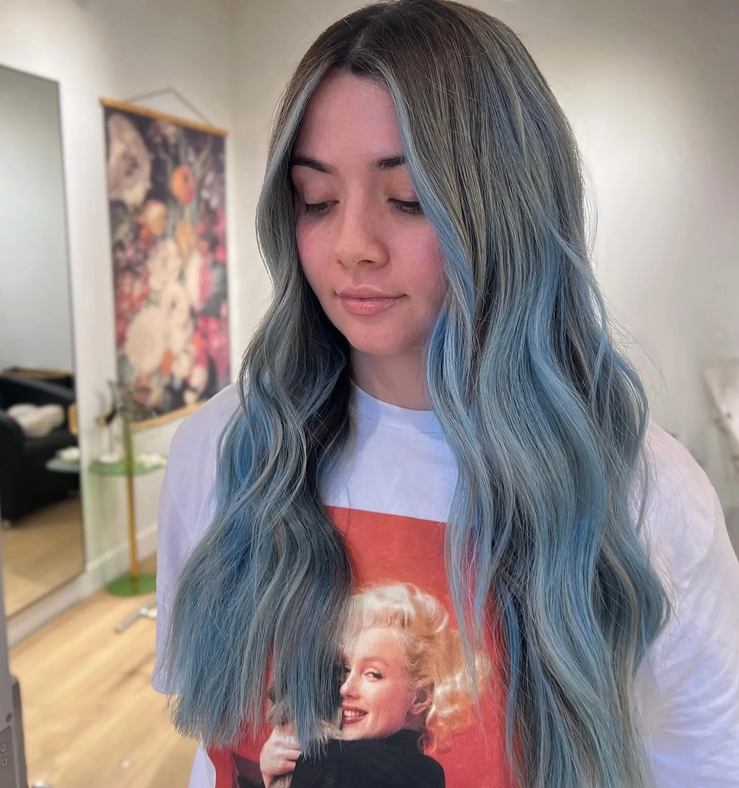 7. Puderblaue Wellen mit Gesichtsrahmen (rauchblaue Haarfarbe)