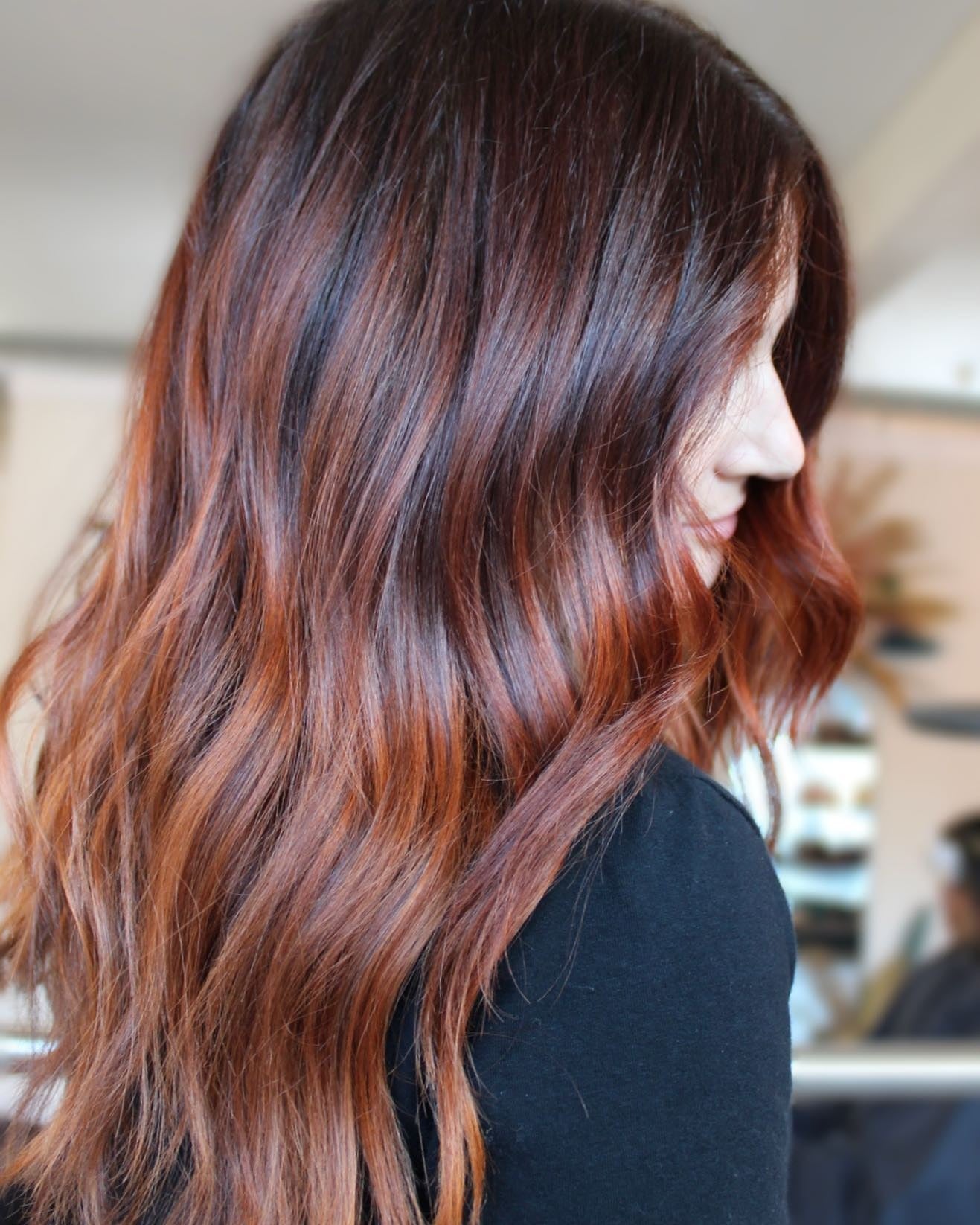 7. Rich Auburn Ombre mit Samttiefe (rotbraunes Haar mit Highlights)