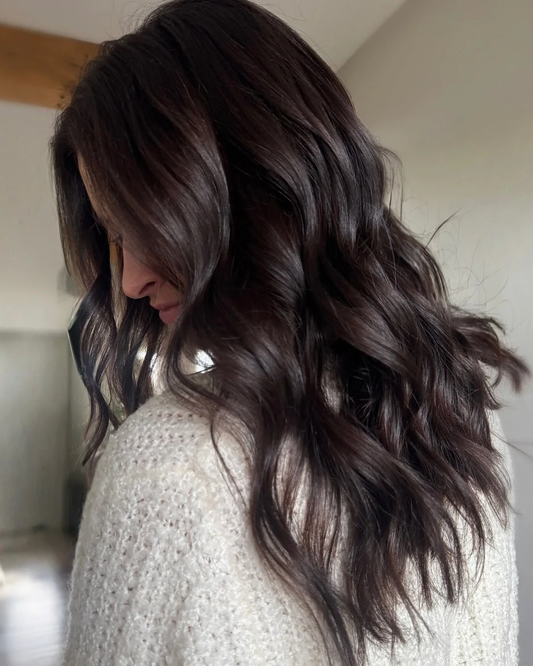 7. Satte dunkelbraune, zerzauste Wellen (dunkelbraune Haarfarbe)