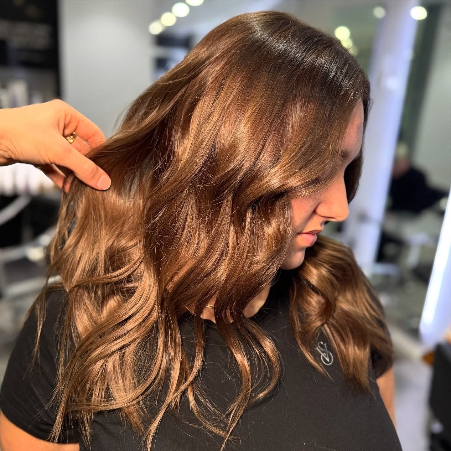 7. Sattes Goldbraun mit warmem, reflektierendem Glanz (Goldbraune Haarfarbe)