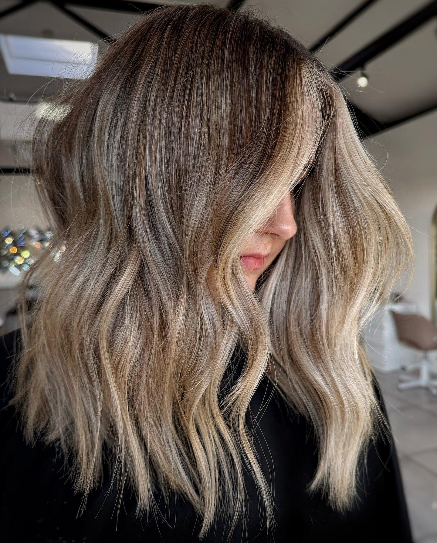 7. Wurzelblond mit kühlen cremigen Enden (hellbraunes Haar mit Highlights)
