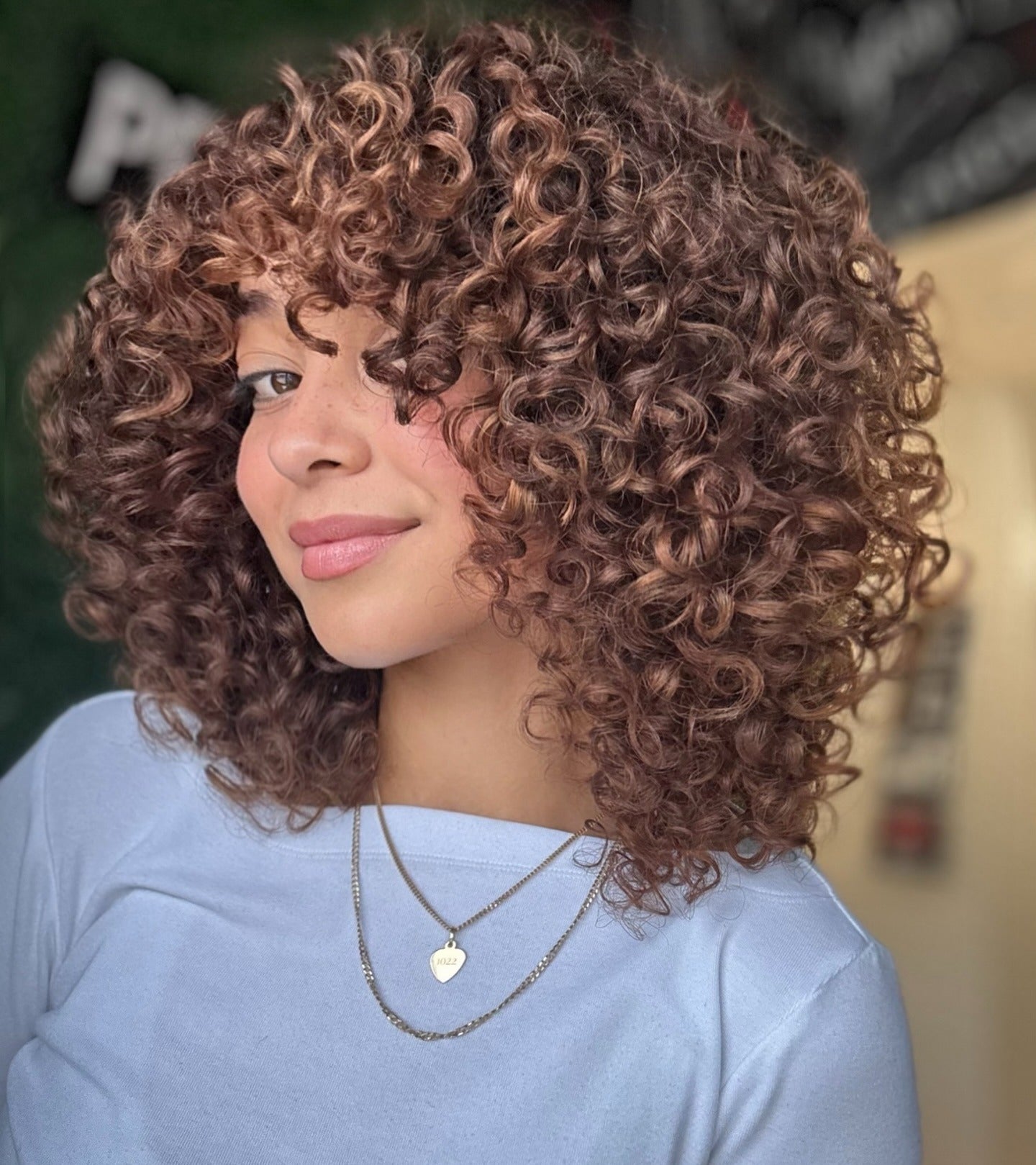 7. Gefangene Kupfer locken mit nahtloser Schichtung (lockige Frisuren)