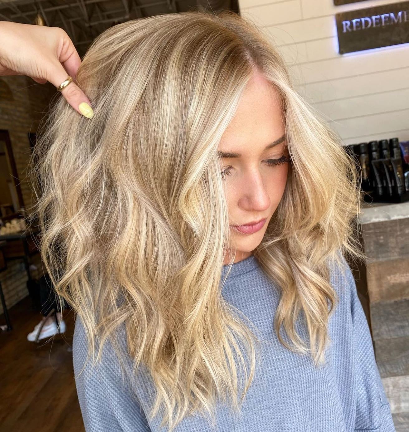 7. Sandy Blonde Beachwellen mit Wurzelschatten (mittelgroße Frisuren)