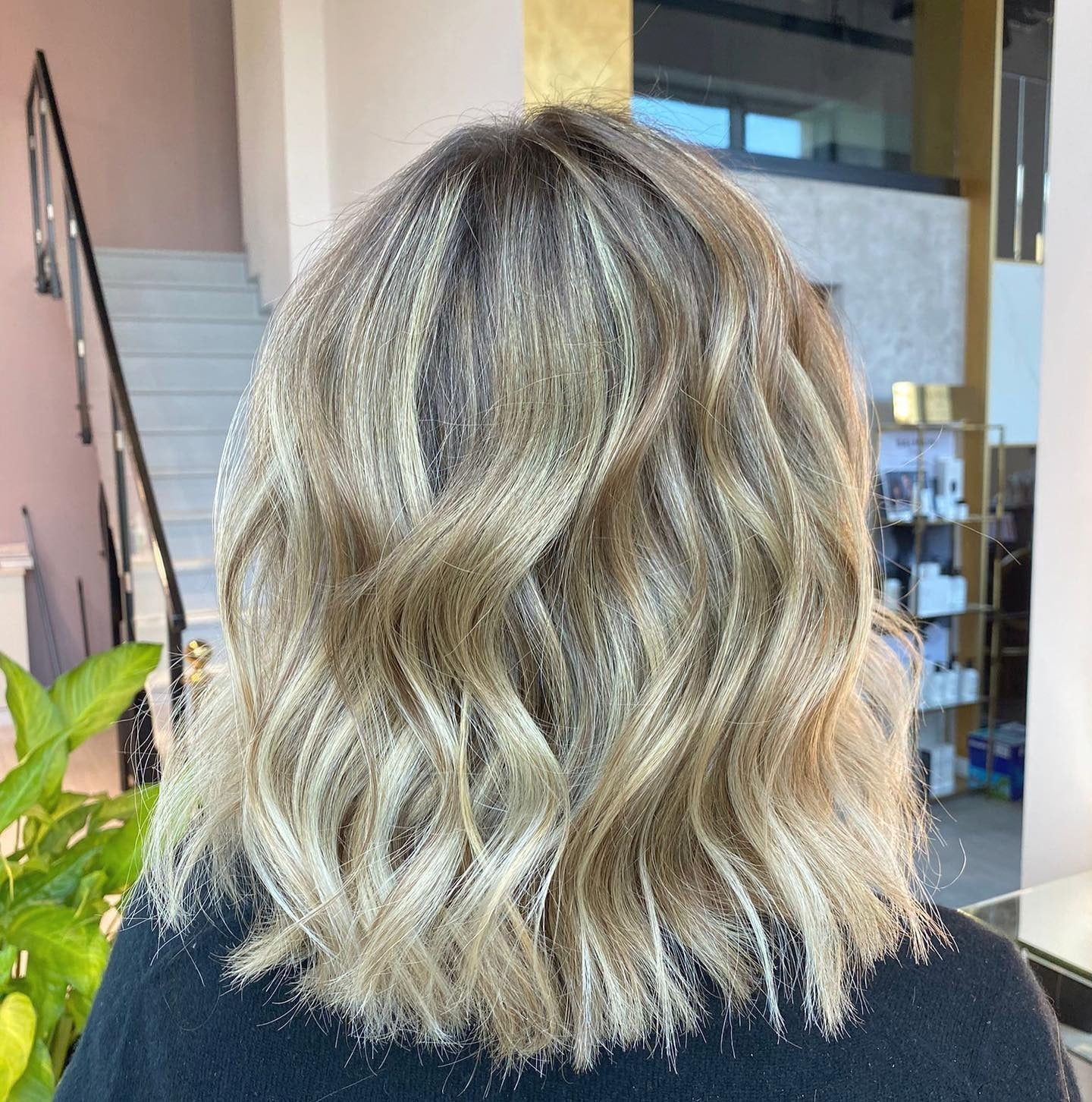 7. Sandy Blonde Layered Waves (kurze wellige Frisuren)