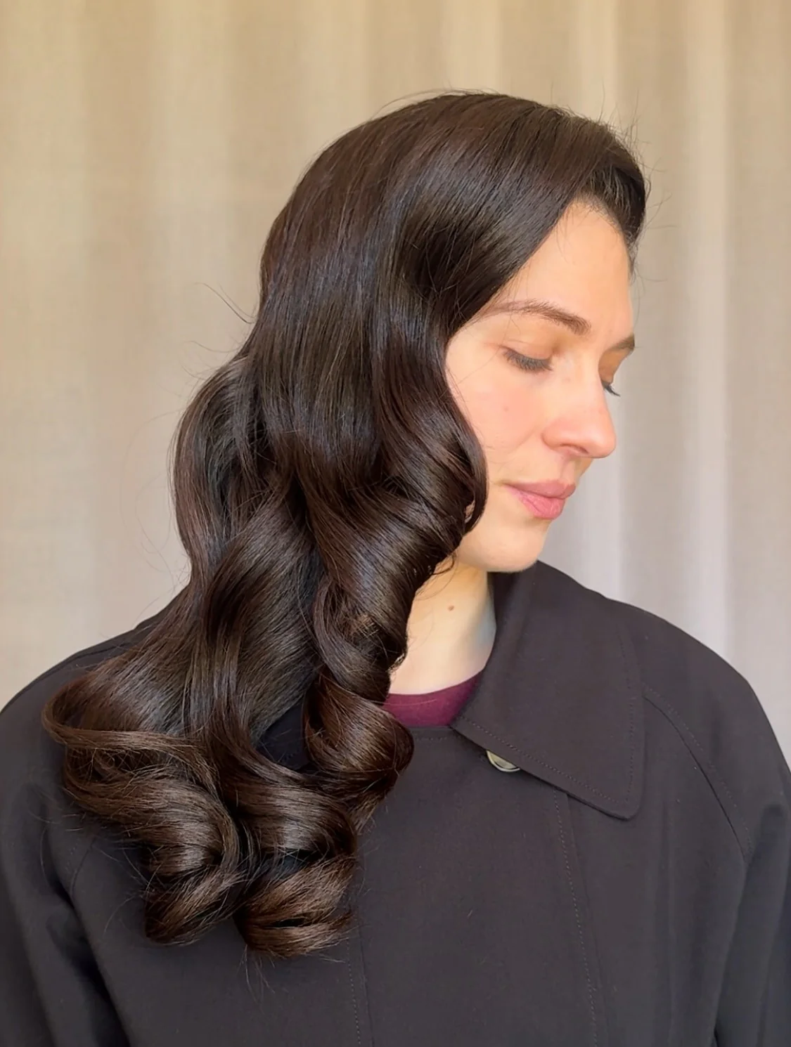 7. Geformte Mokka-Seitenwellen (Vintage-Locken-Frisuren)