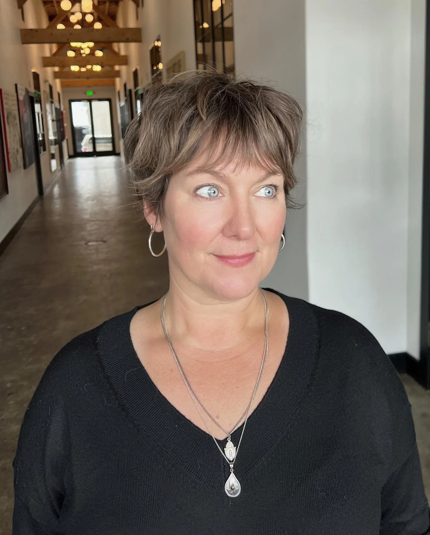 7. Shaggy Pixie mit natürlichem Brunette-Finish (Shaggy Pixie Haircut)