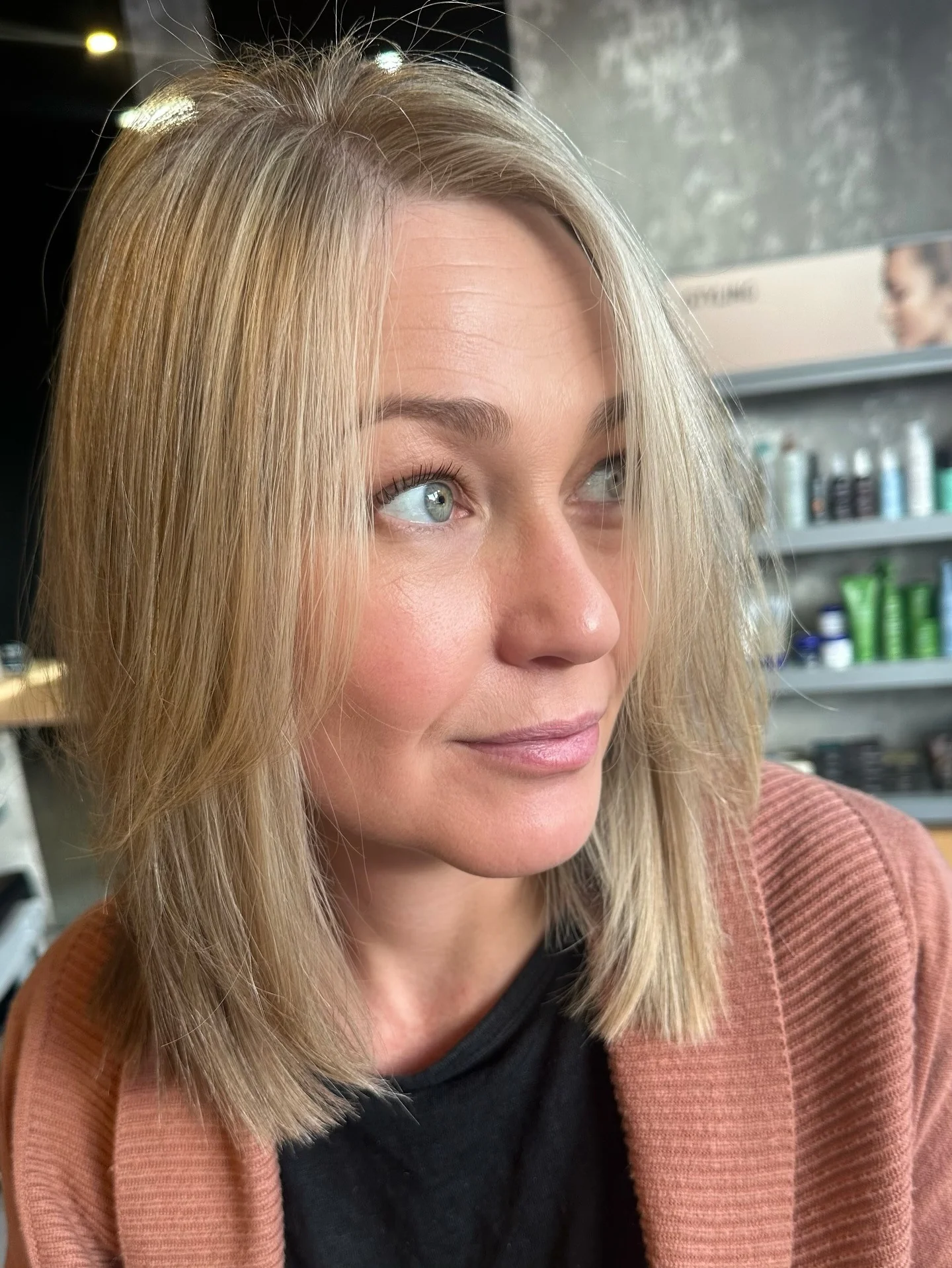 7. Schulterlanger stumpfer Bob mit natürlicher Blondmischung (stumpfe Bob-Frisuren)