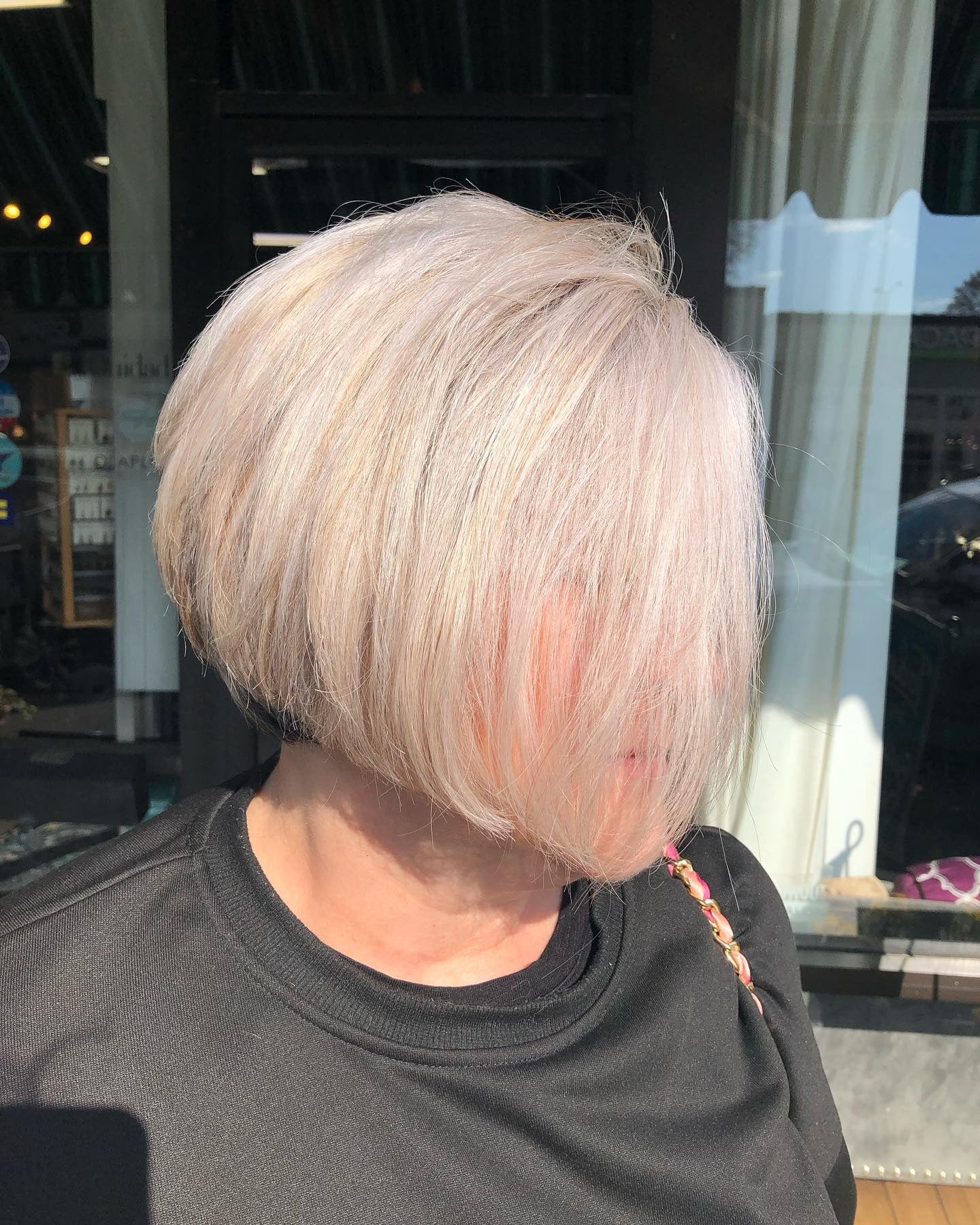 7. Seitlich geschwungener Pixie-Bob mit hellem Perlblond (Pixie-Bob-Haarschnitte)