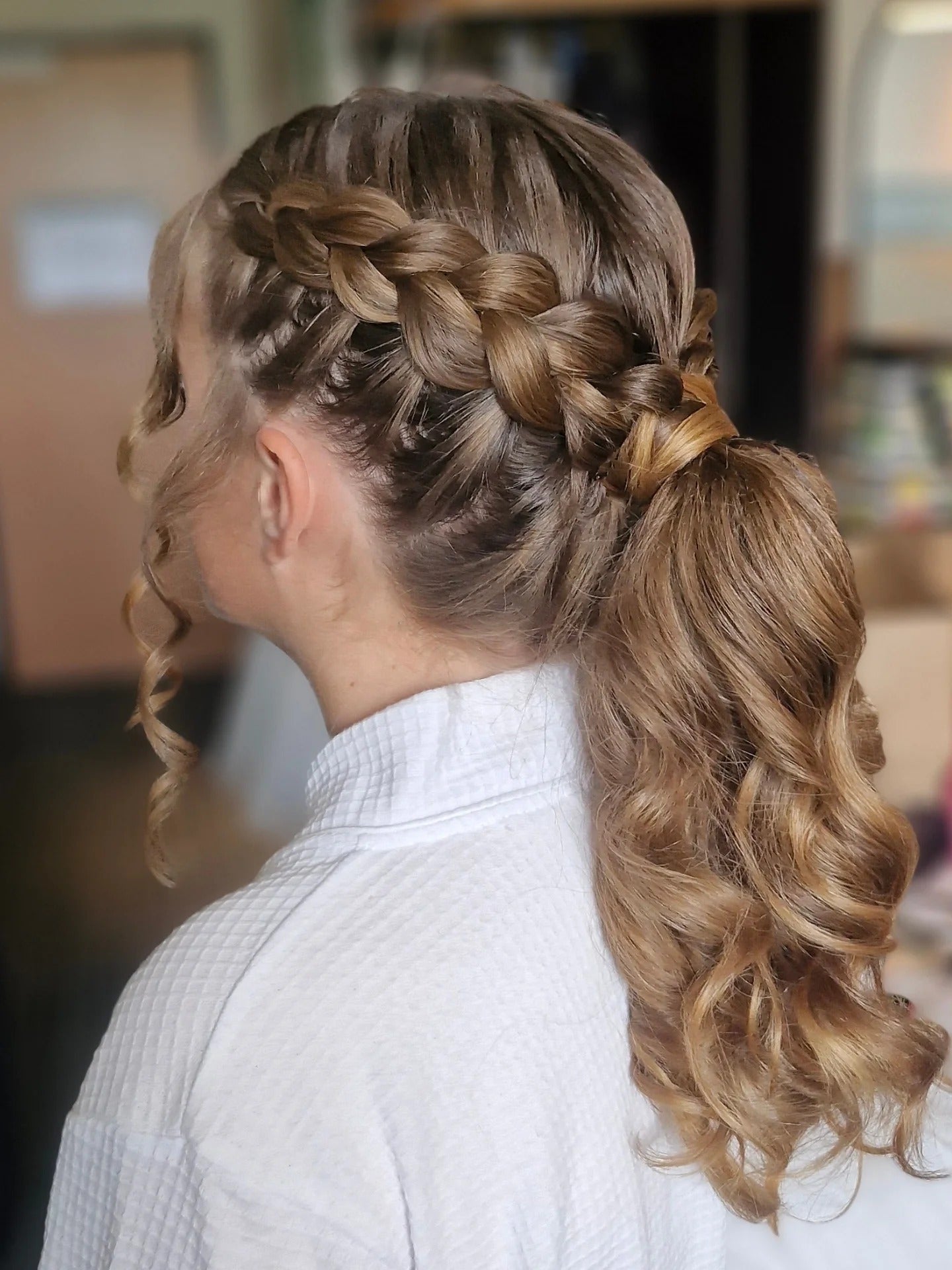 7. Seitengeflecht in gekräuselte Pferdeschwanz (geflochtene Frisuren)