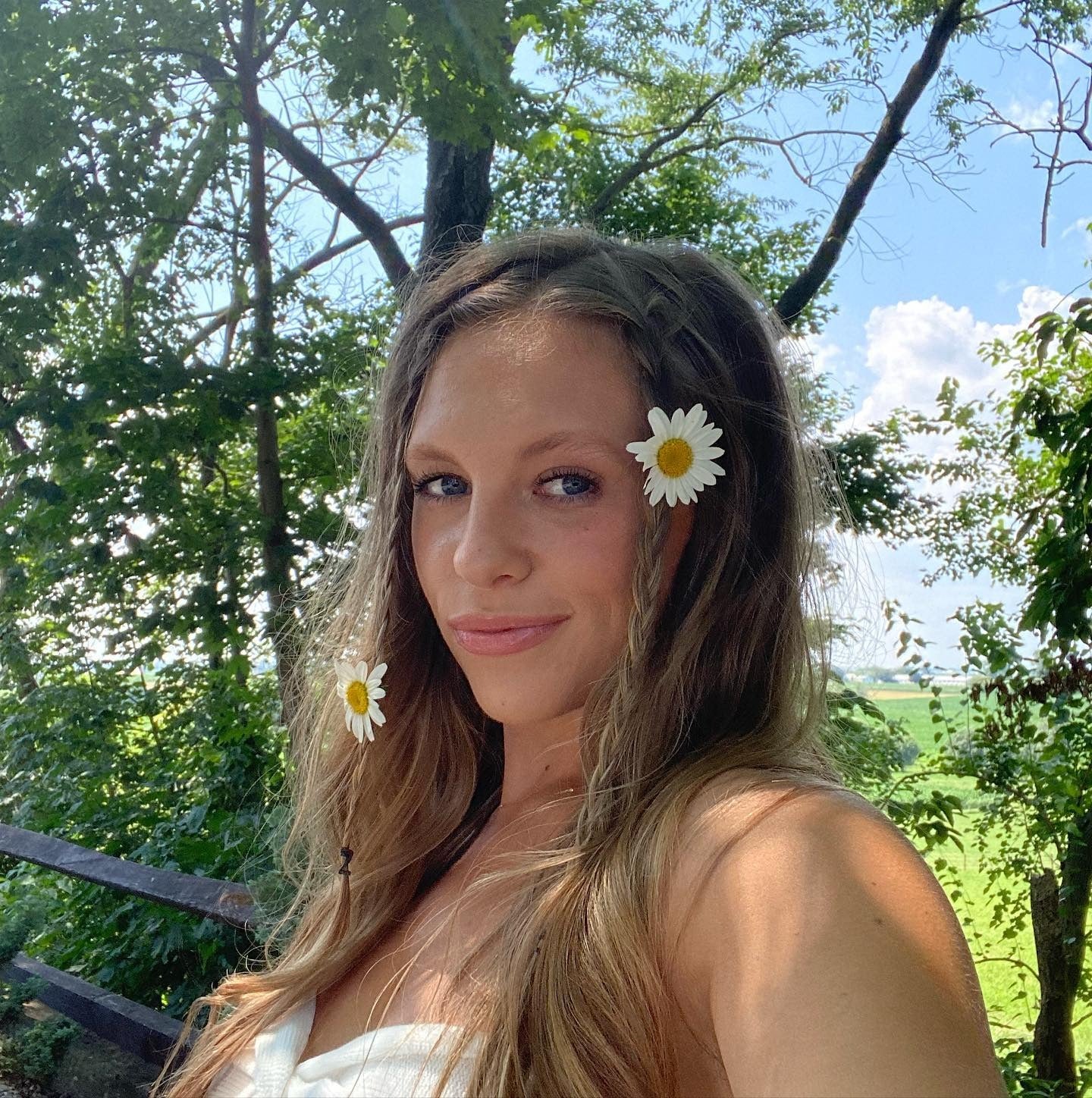 7. Seitengeflecht mit Gänseblümchen auf hellbraunem Haar (Sommerfrisuren)