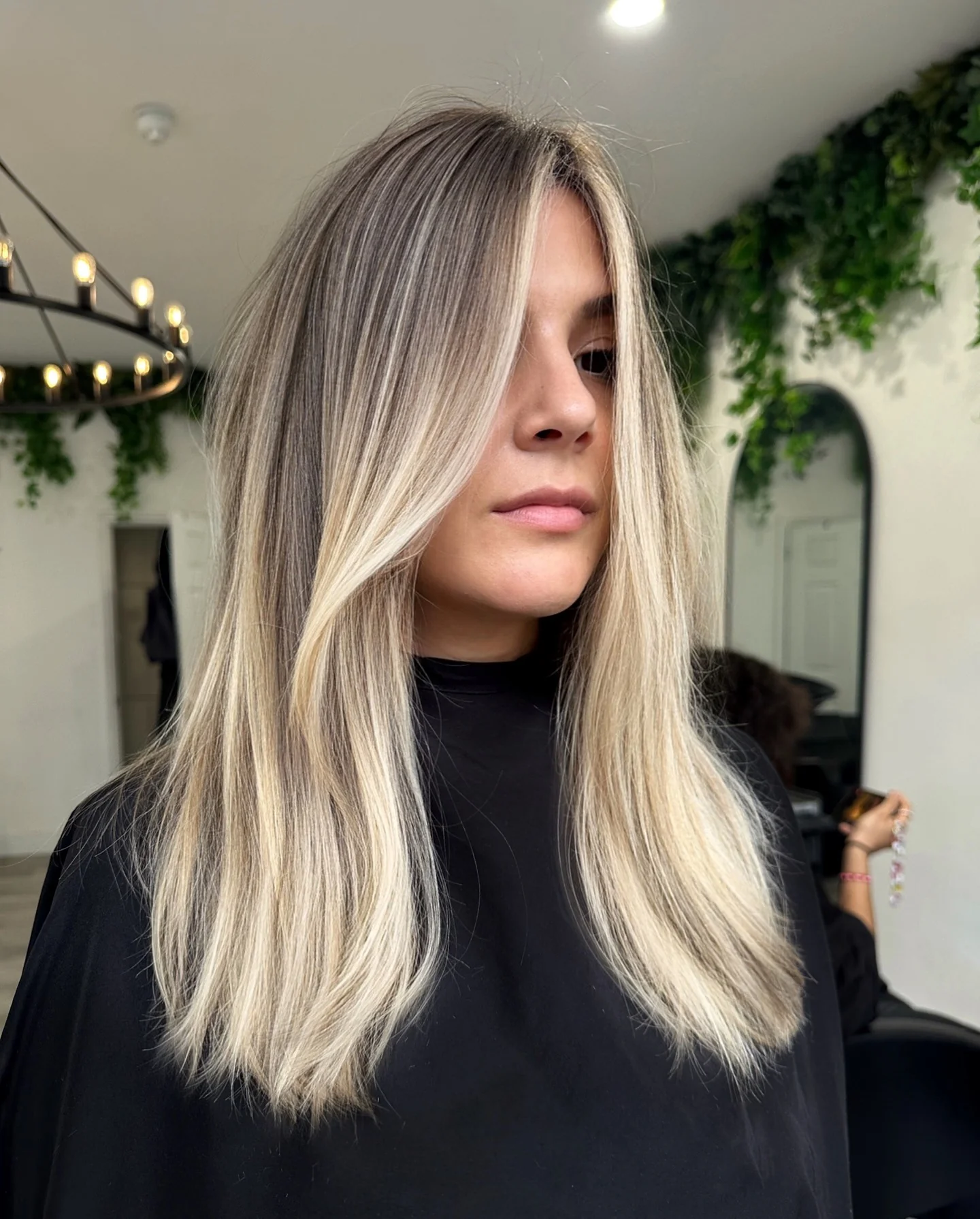 7. Silberperlblondes Balayage mit glatten S-Wellen (Balayage-Haarfarben)