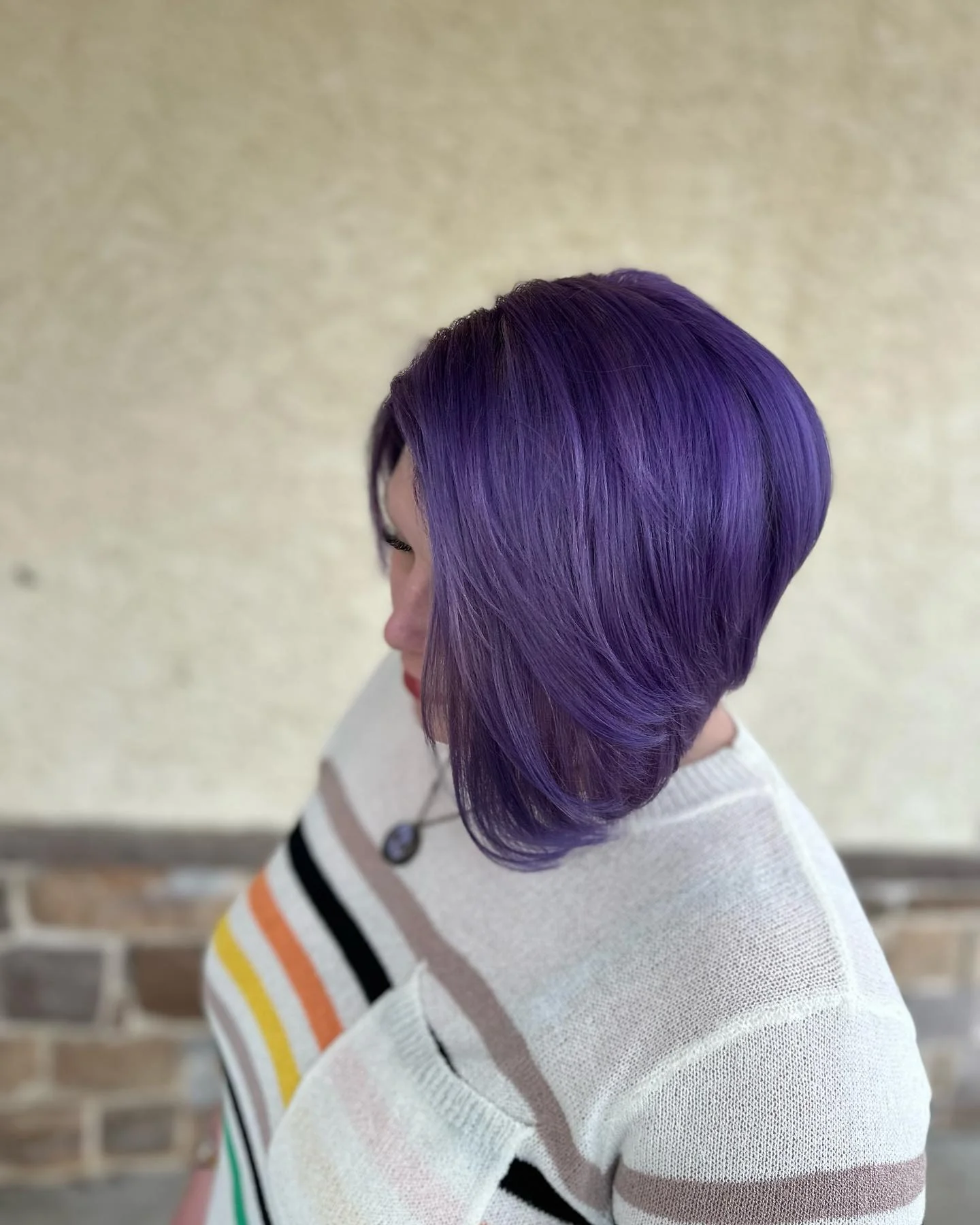7. Schlanker asymmetrischer Bob in sattem Violett (asymmetrische Bob-Frisuren)