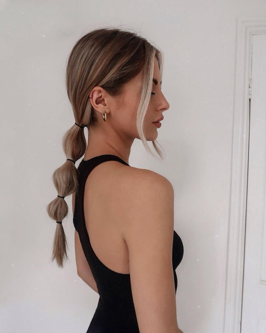 7. Schlafen Bubble Ponytail mit weichen Gesichtssträngen (Winterfrisuren)