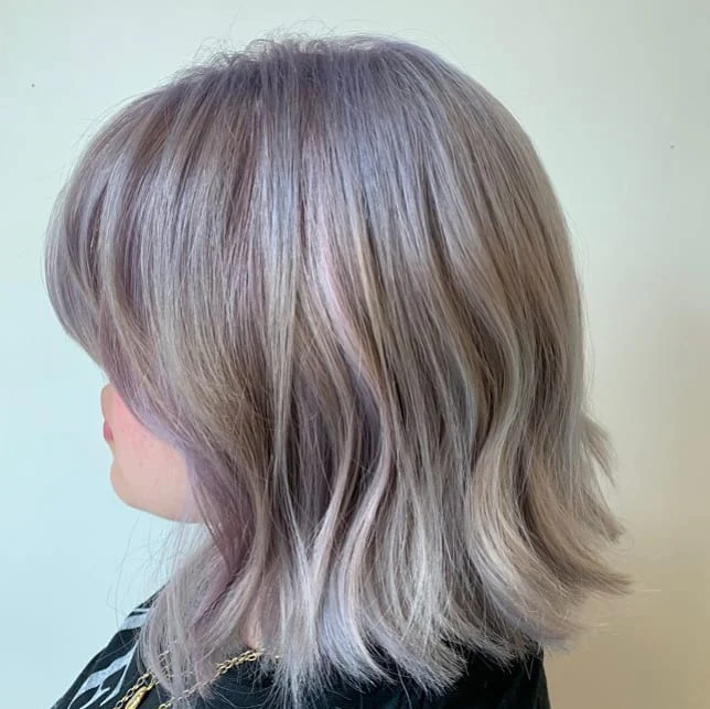 7. Rauchblonder mittlerer Bob mit dezenten Wellen (mittlere Bob-Frisuren)