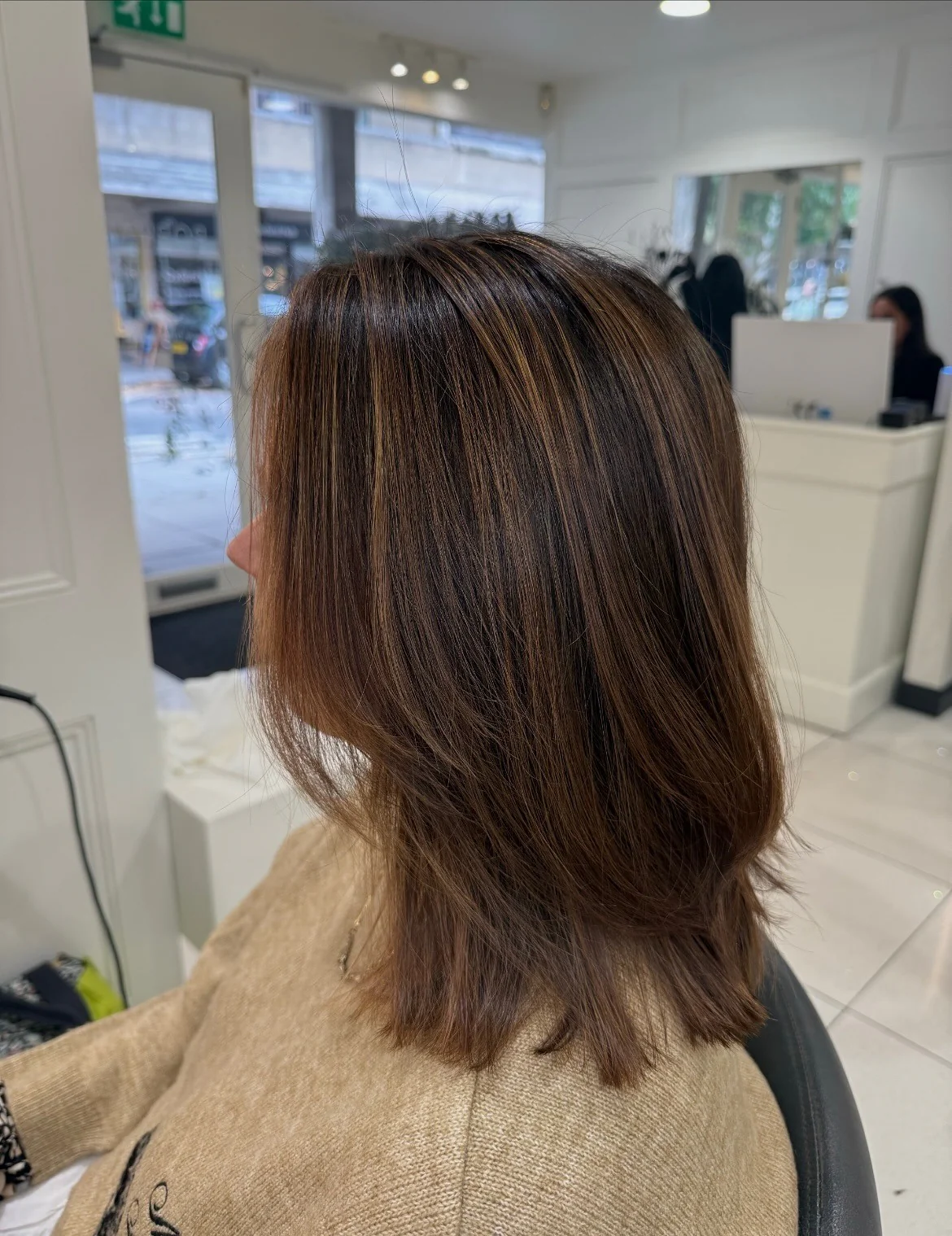 7. Glatter schokoladenbrauner Lob mit dezenten Highlights (schulterlanges Haar)