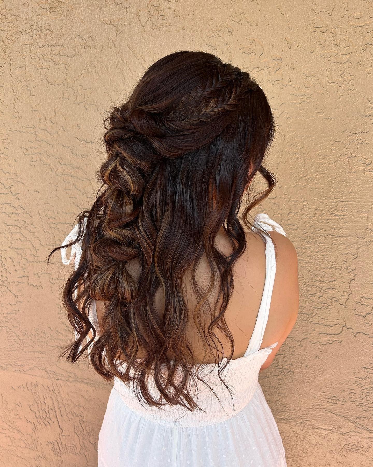 7. Weiche Boho-Locken mit halbhohen Zöpfen in Zimtbraun (Boho-Frisuren)