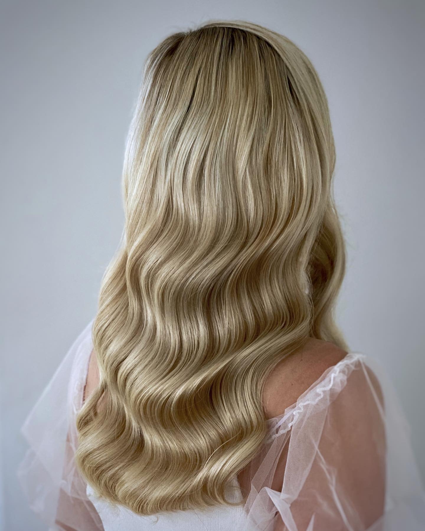 7. Weiche Champagnerwellen mit nahtlosen Glanzfinish (Glamwellen Frisuren)