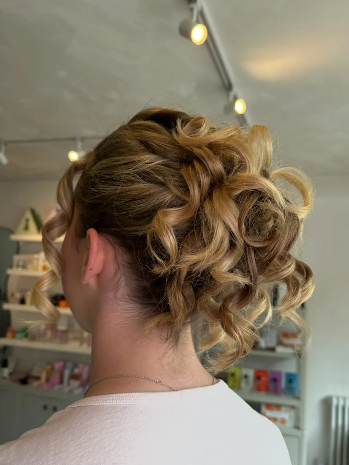 7. Weiche, lockige Hochsteckfrisur mit dimensionalen blonden Akzenten (Ballfrisuren)