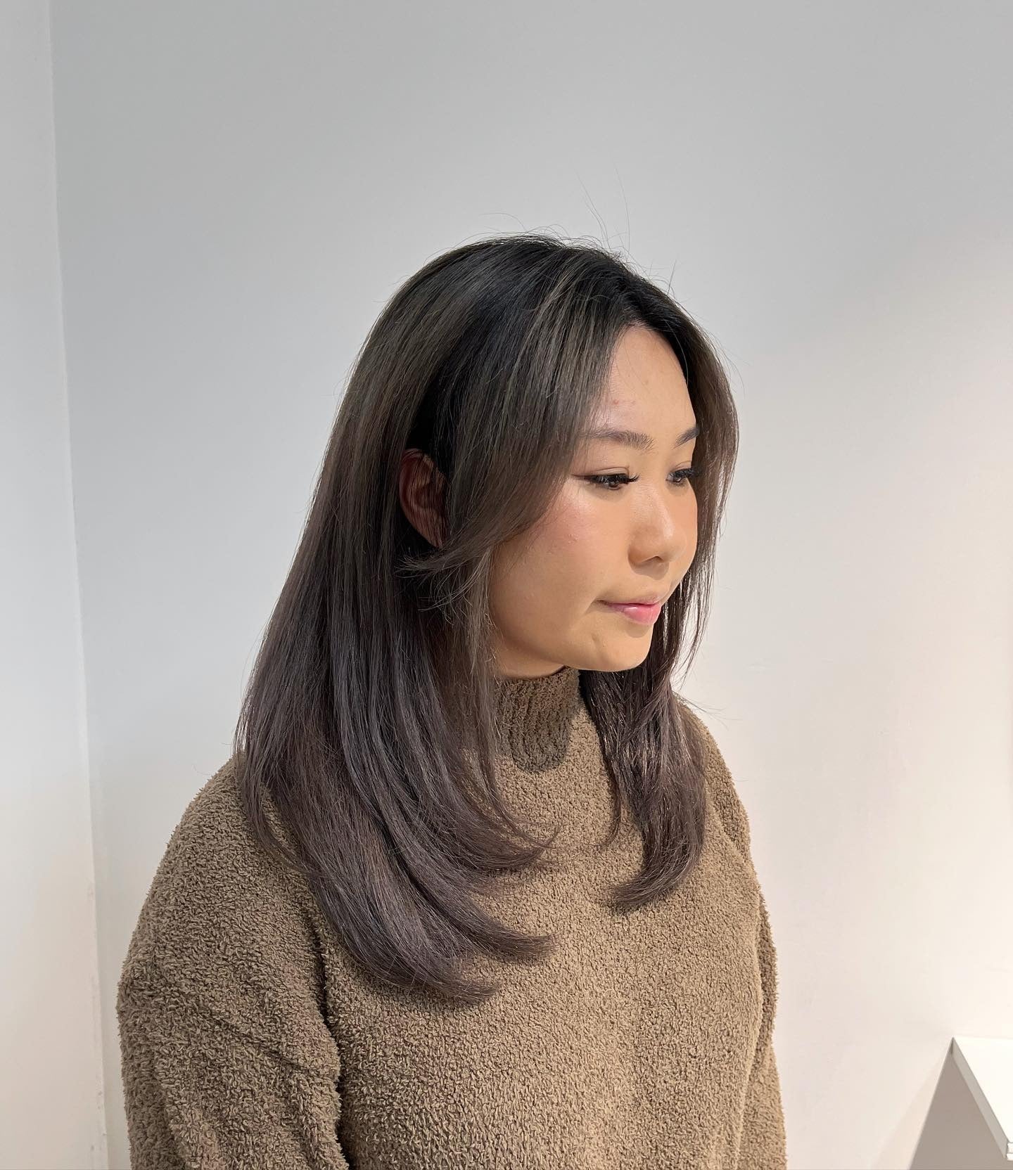 7. Weiche Schichten mit natürlichen Ascheuntertönen (dunkle aschbraune Haarfarbe)