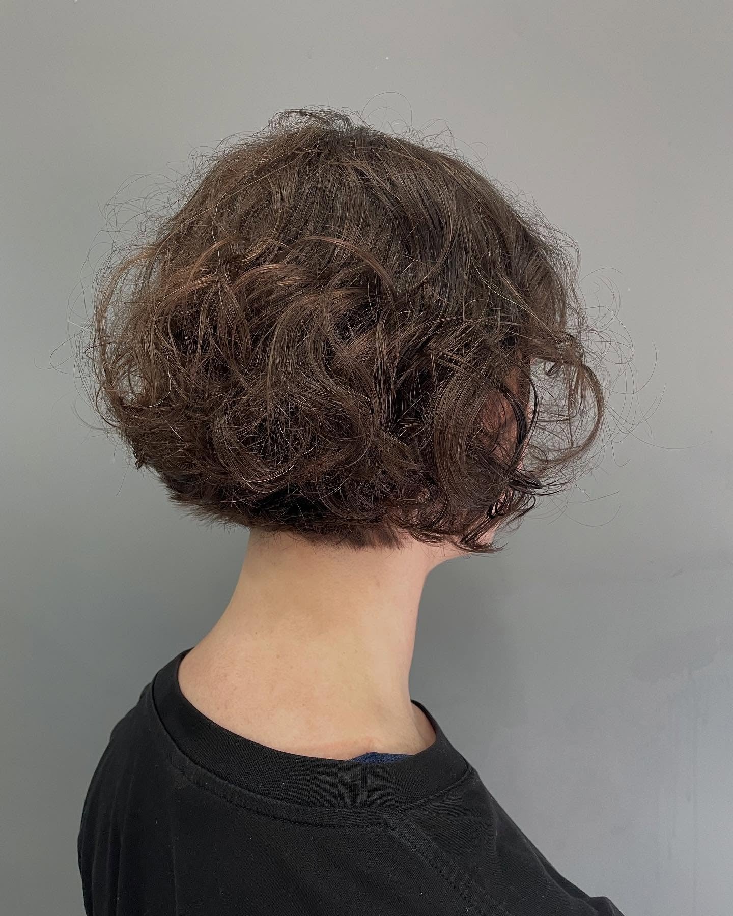 7. Stapeled Curly Bob mit verstecktem Nacken (lockige Bob -Frisuren)
