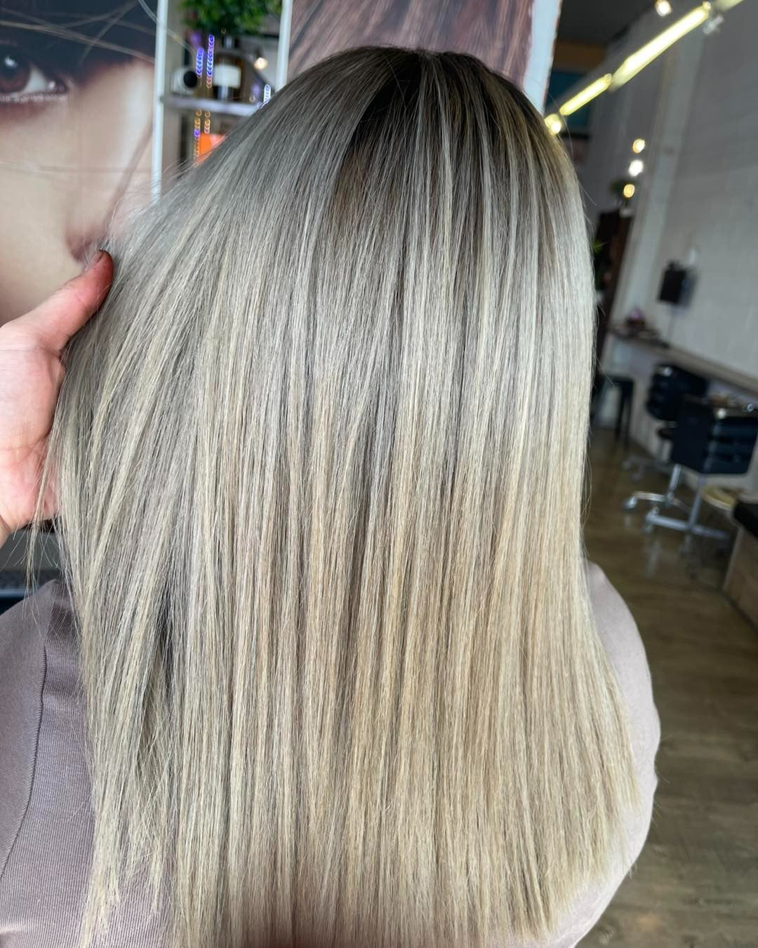 7. Straight Ash Olive Blonde mit mittlerer Länge (Ascheblonde Haarfarbe)