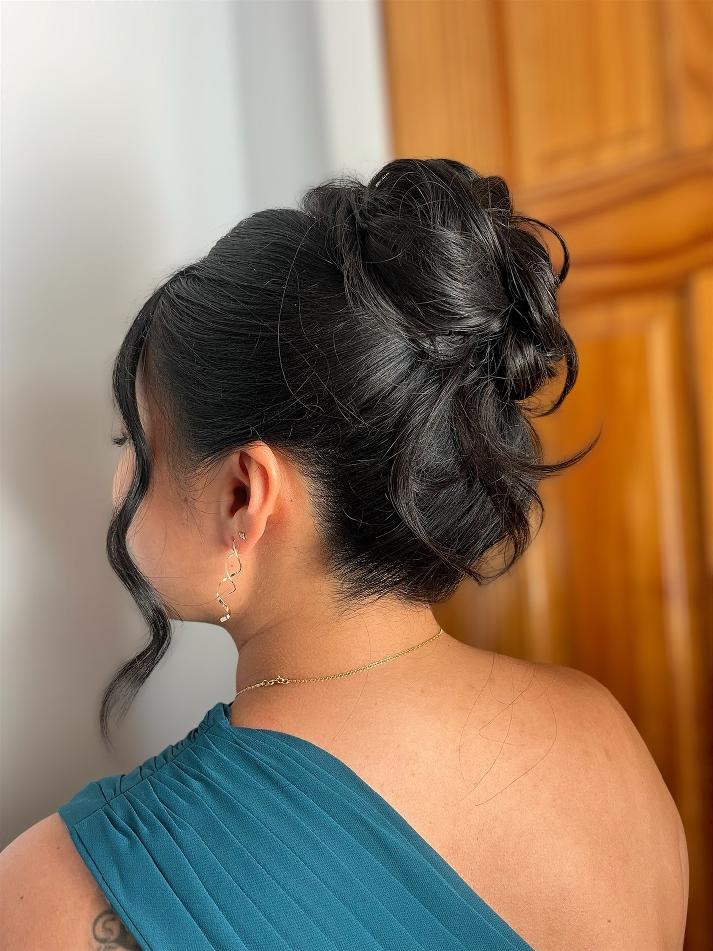 7. Strukturiertes Brötchen mit Wellen - Jet Black (formelle Frisuren)