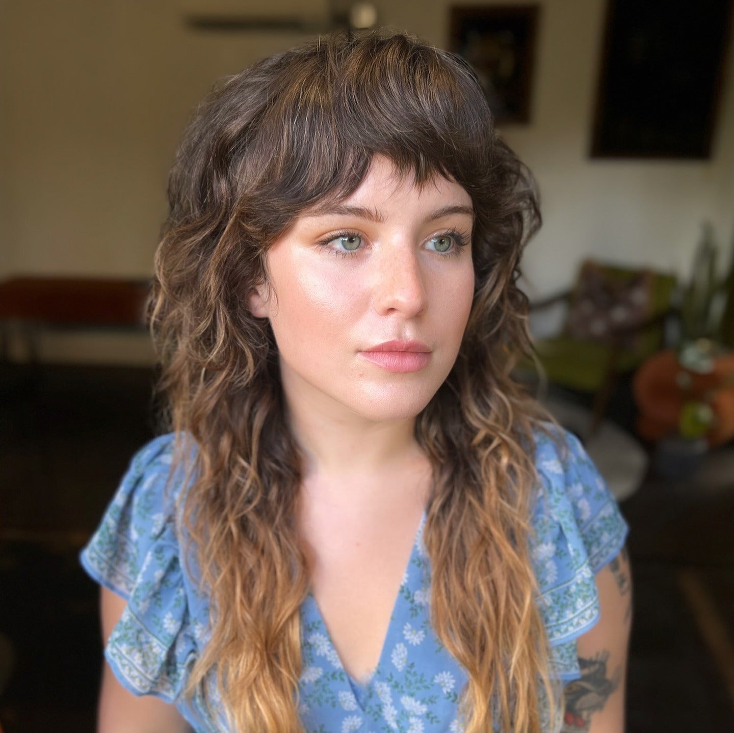 7. subtiler Balayage -Shag mit strukturiertem Rand (mittelgroße Shag -Frisuren)